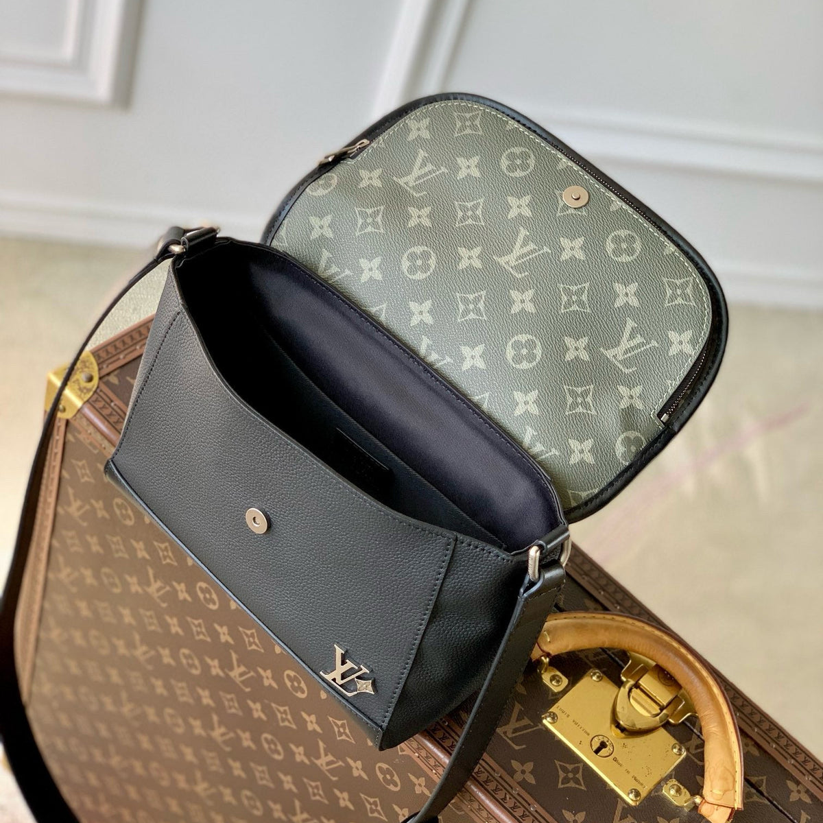 LOU PULSE MESSENGER BAG
