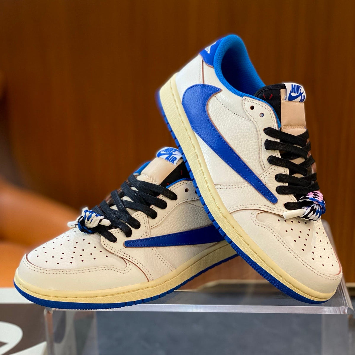 TRAVIS S x JORDAN 1 LOW SNEAKERS