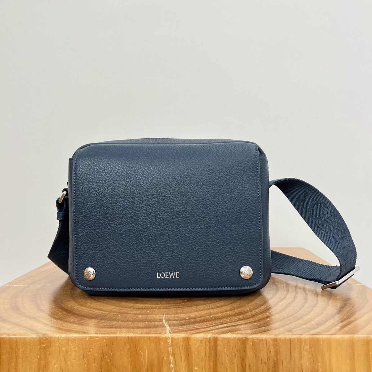 LOEW PEBBLE MESSENGER BAG