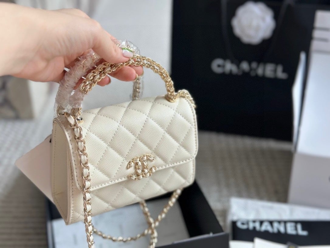 CC CLUTCH BAG WITH CHAIN IN WHITE 15CM AP3237 B10307 10601