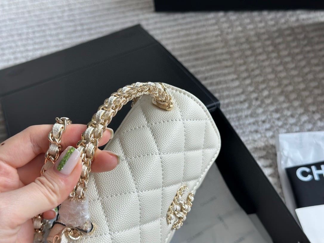 CC CLUTCH BAG WITH CHAIN IN WHITE 15CM AP3237 B10307 10601