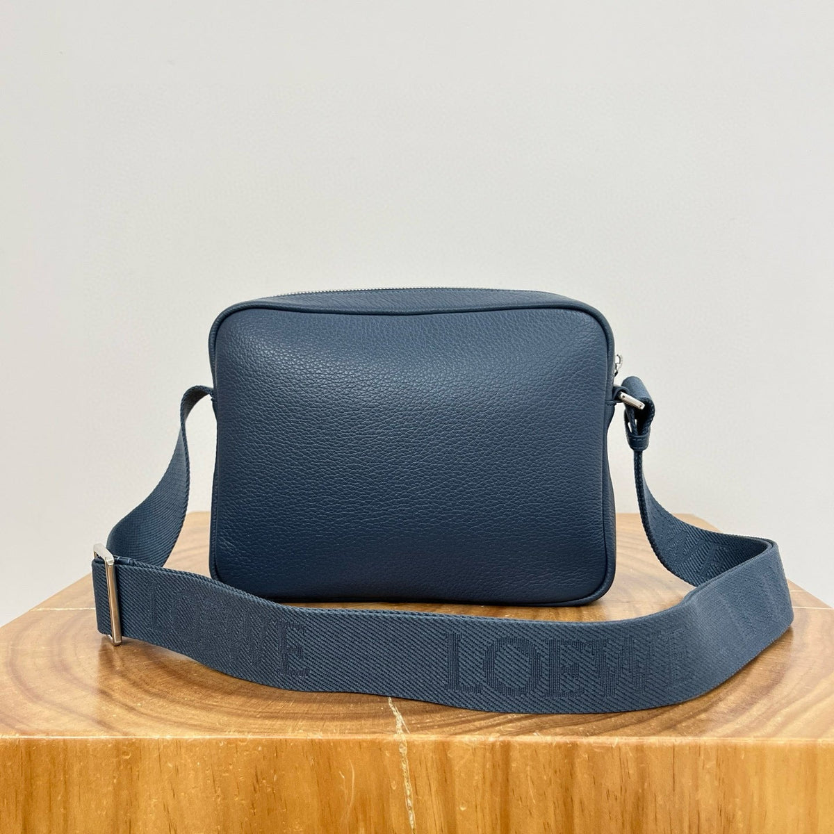 LOEW PEBBLE MESSENGER BAG