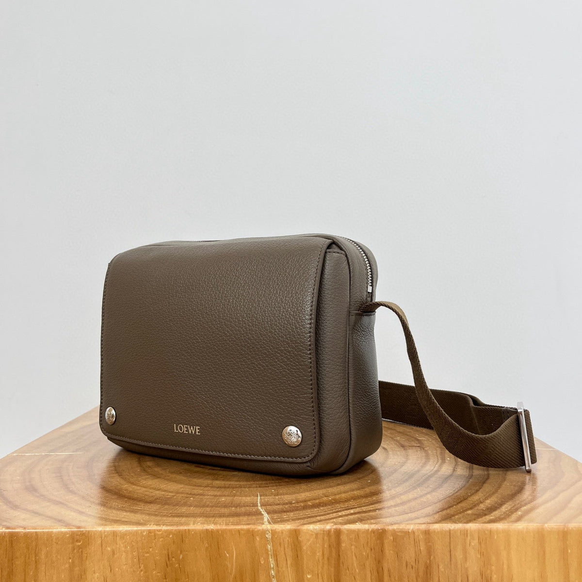 LOEW PEBBLE MESSENGER BAG