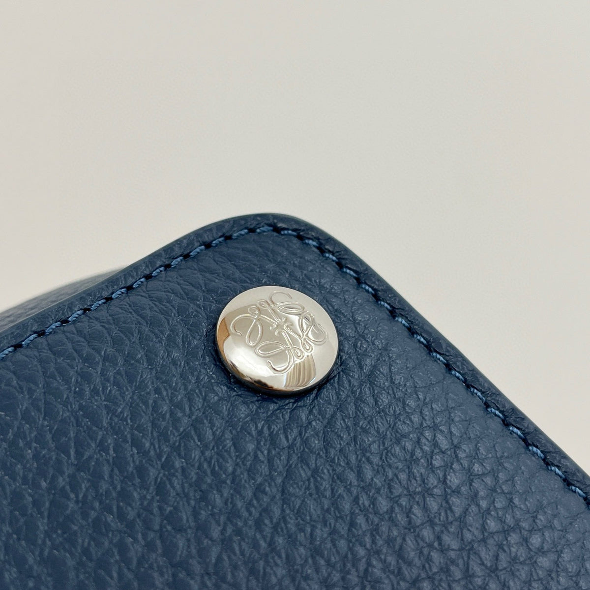 LOEW PEBBLE MESSENGER BAG