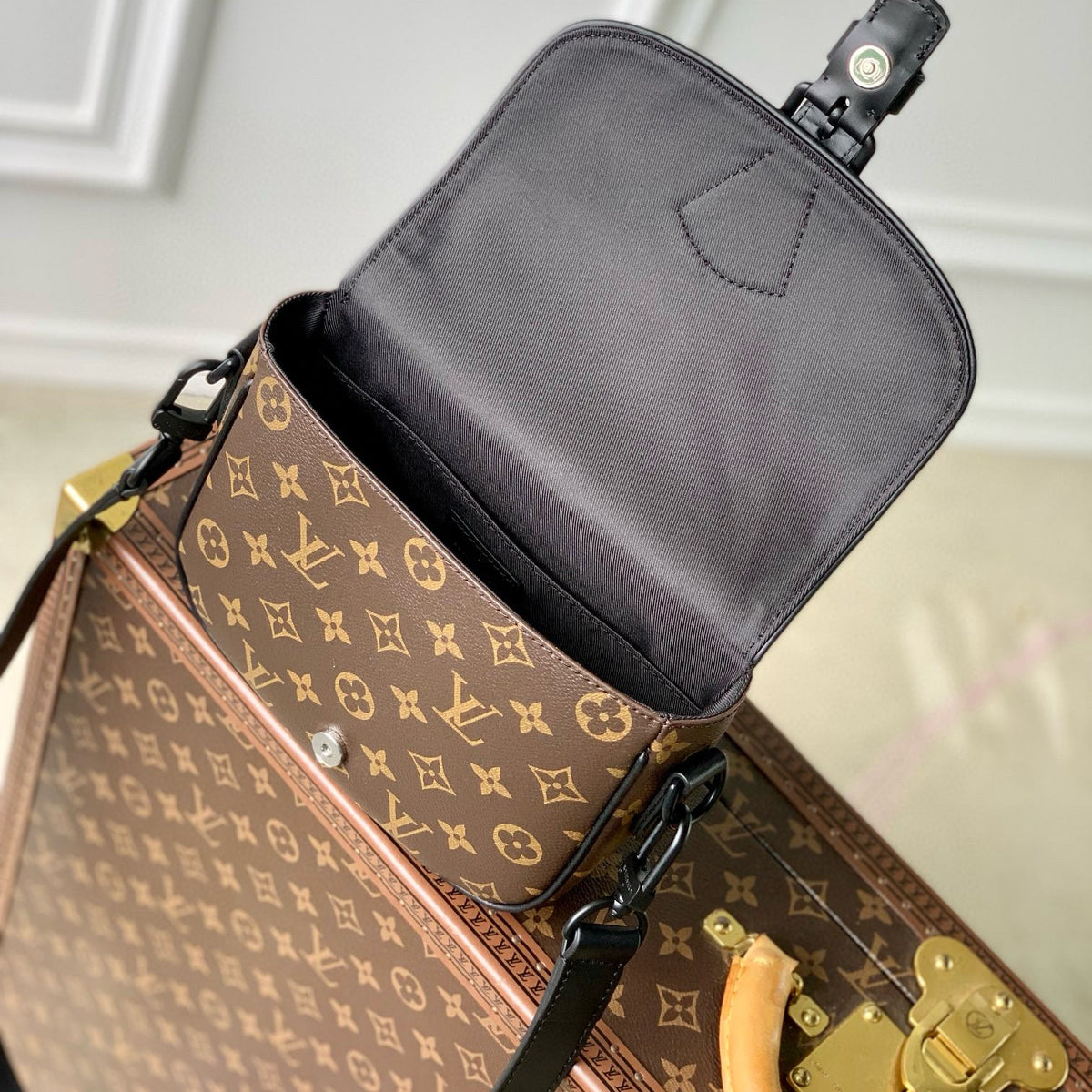 LOU MONTSOURIS MESSENGER PM BAG