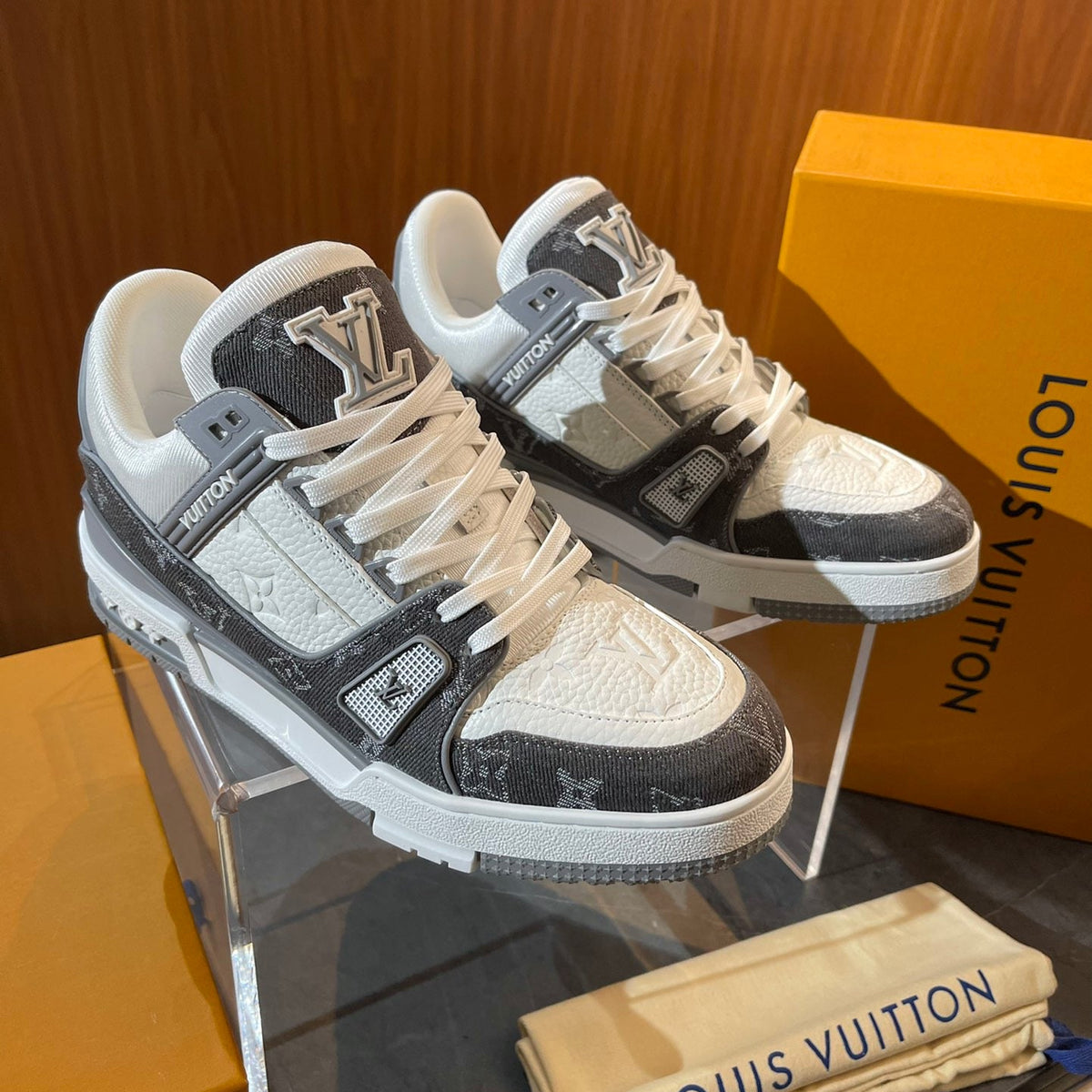 LOU TRAINERS ND