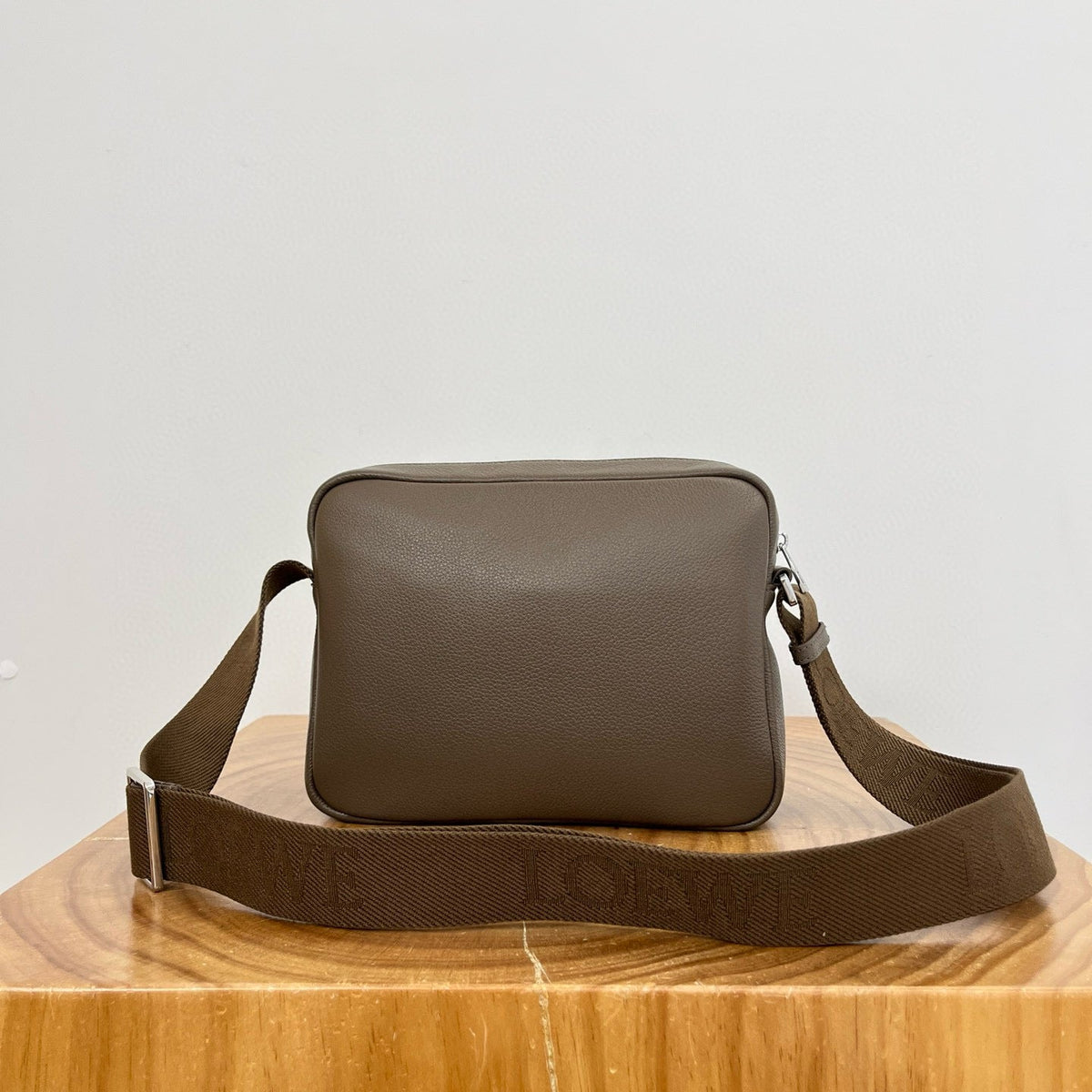 LOEW PEBBLE MESSENGER BAG