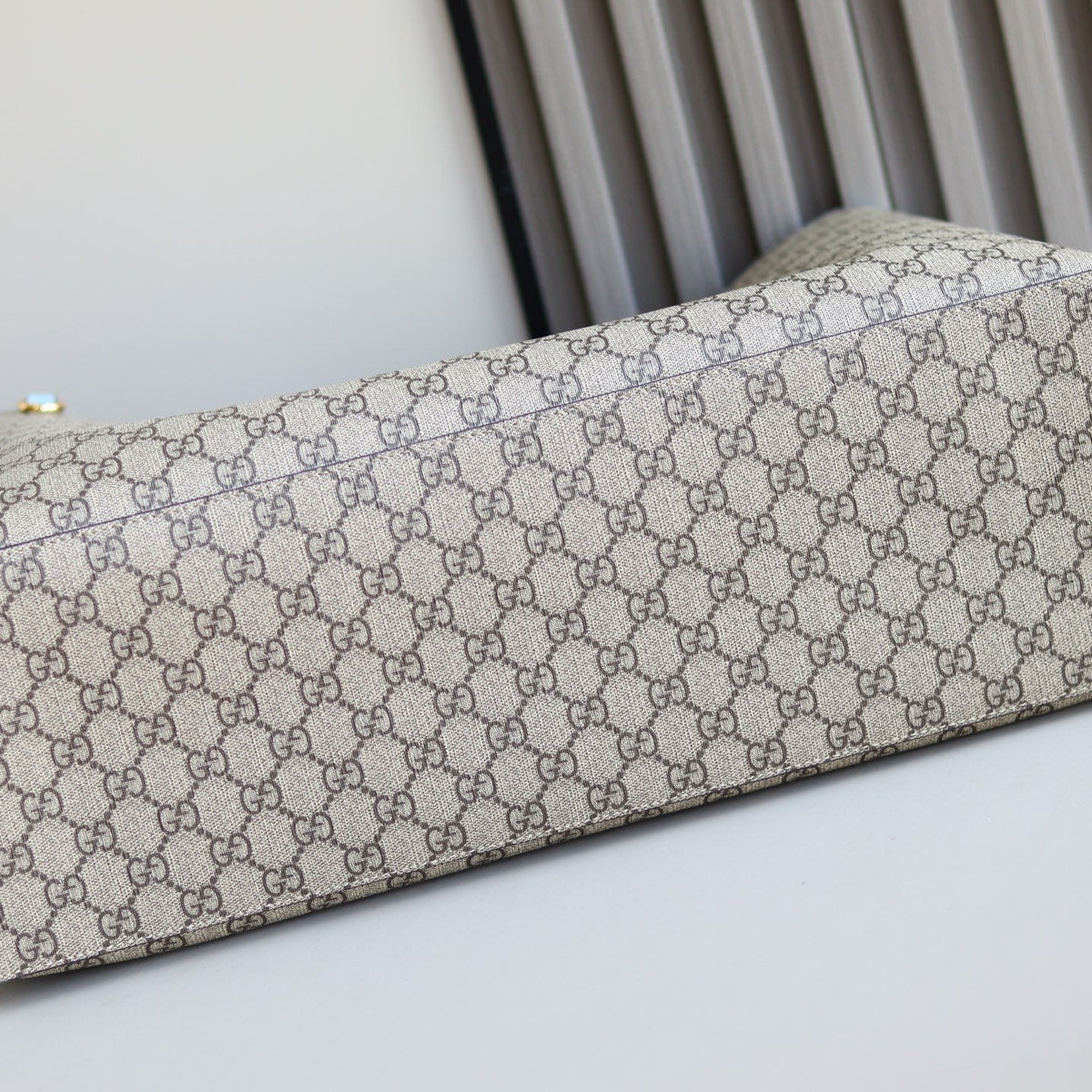 GG EMBLEM MAXI TOTE BAG