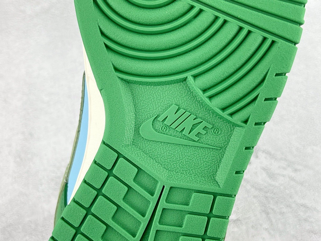 NIKE DUNK LOW
