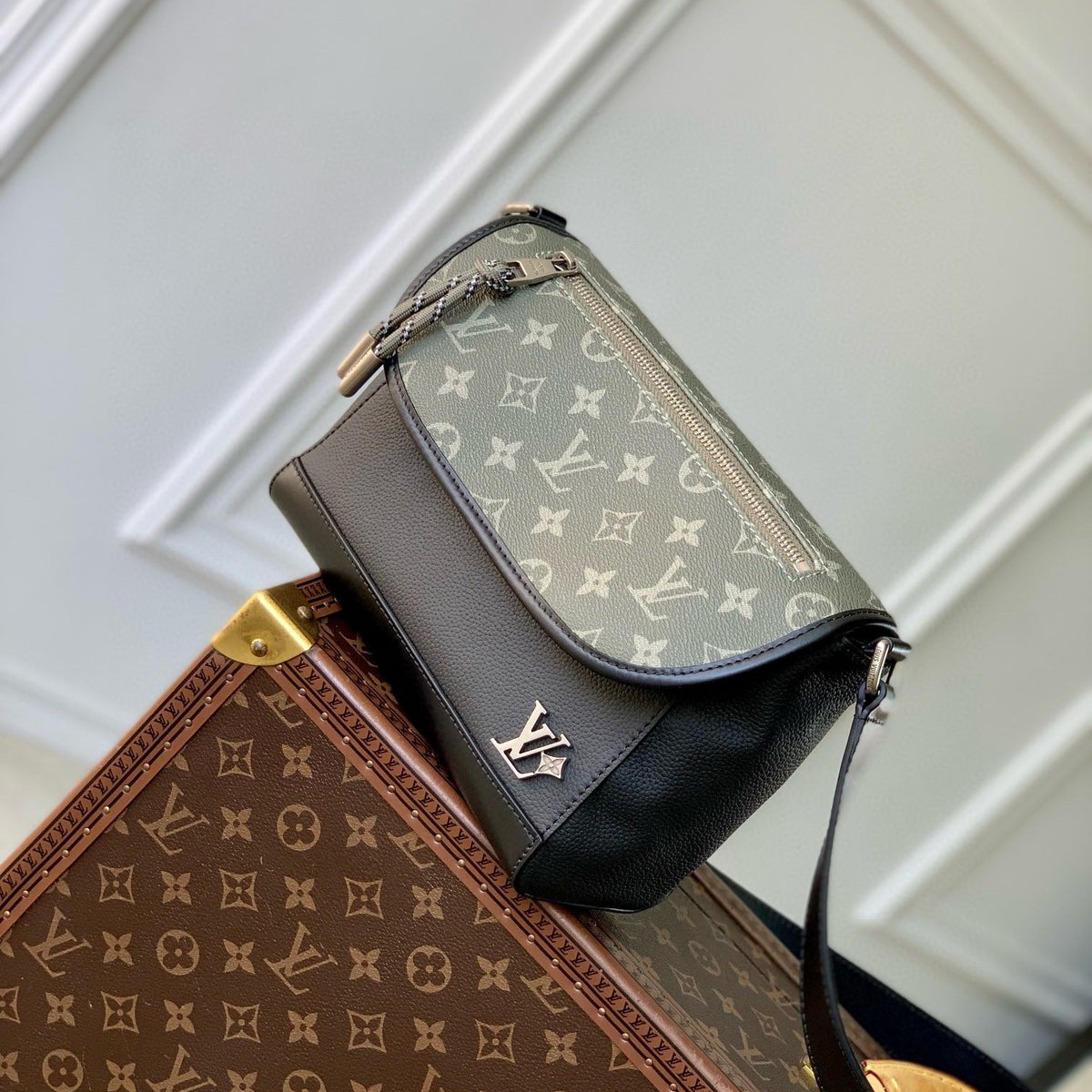 LOU PULSE MESSENGER BAG