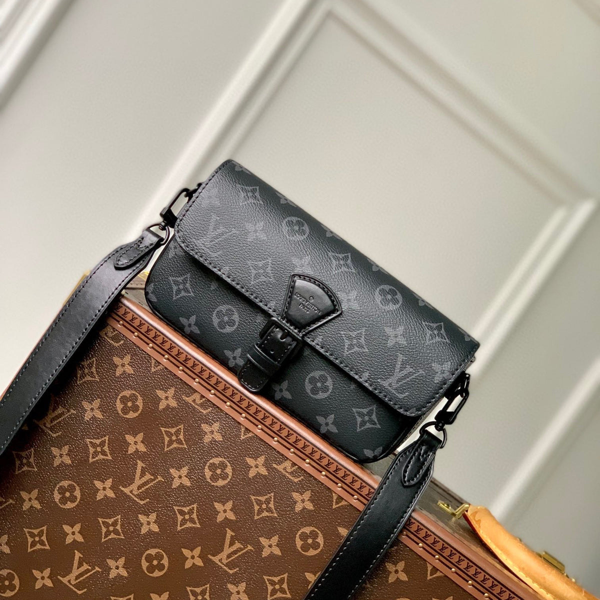 LOU MONTSOURIS WEARABLE WALLET