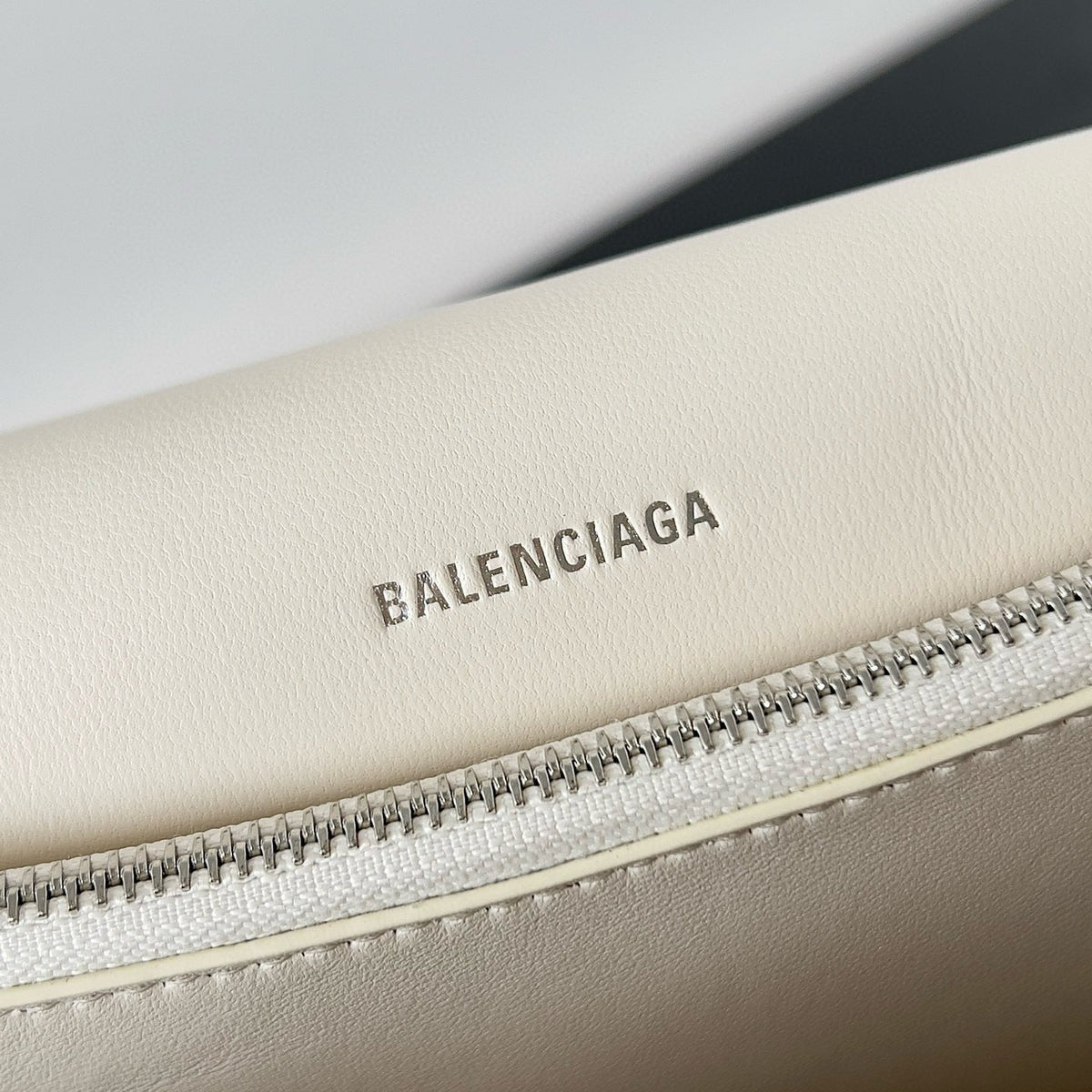 BAL MEDIUM CRUSH BAG