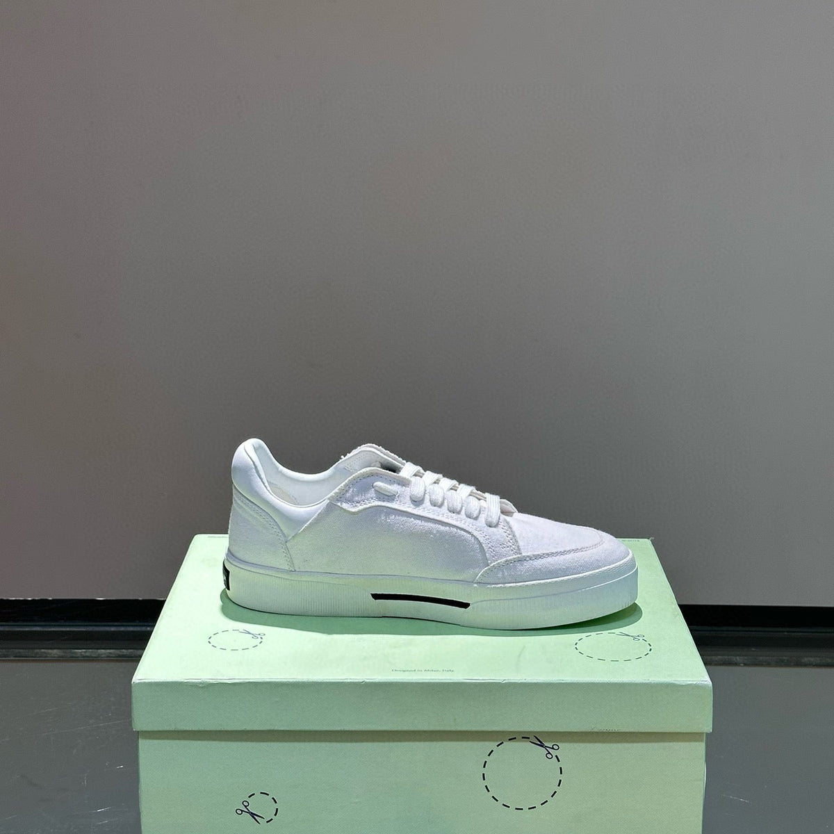 OFF W TRAINERS