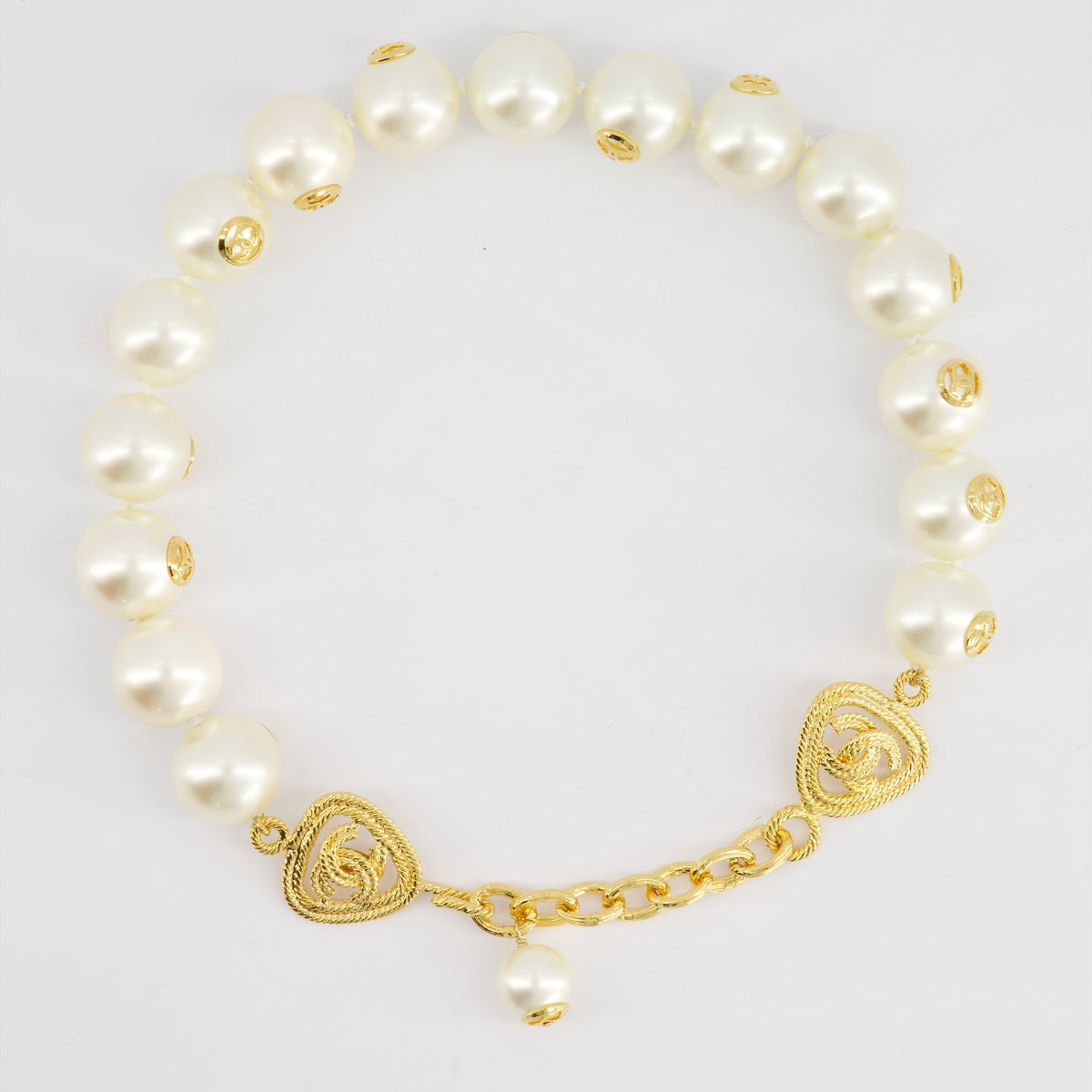 *HOT* Chanel White Pearl Chocker Necklace with Yellow Gold Logo Details