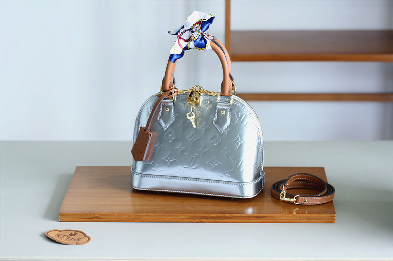 I W Fashion Lu-Vi bags - 8273