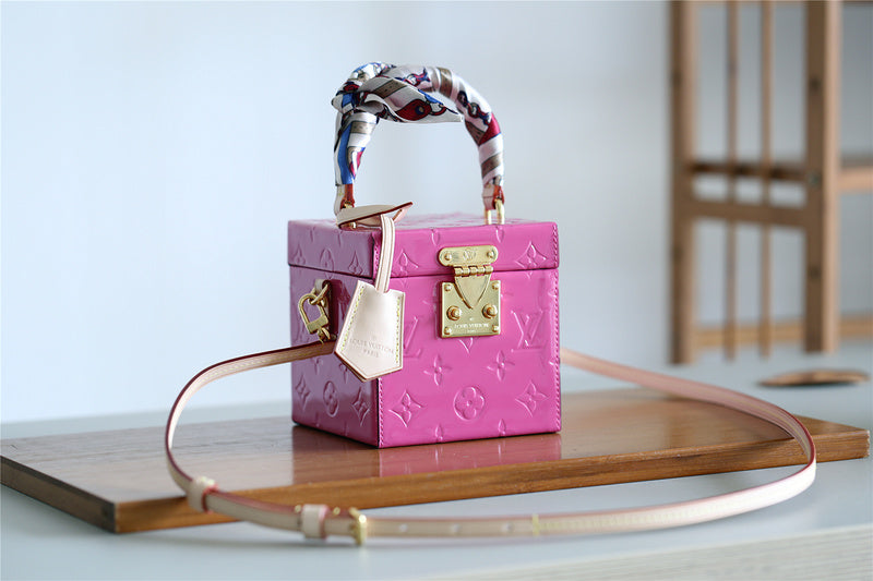 I W Fashion Lu-Vi bags - 9400