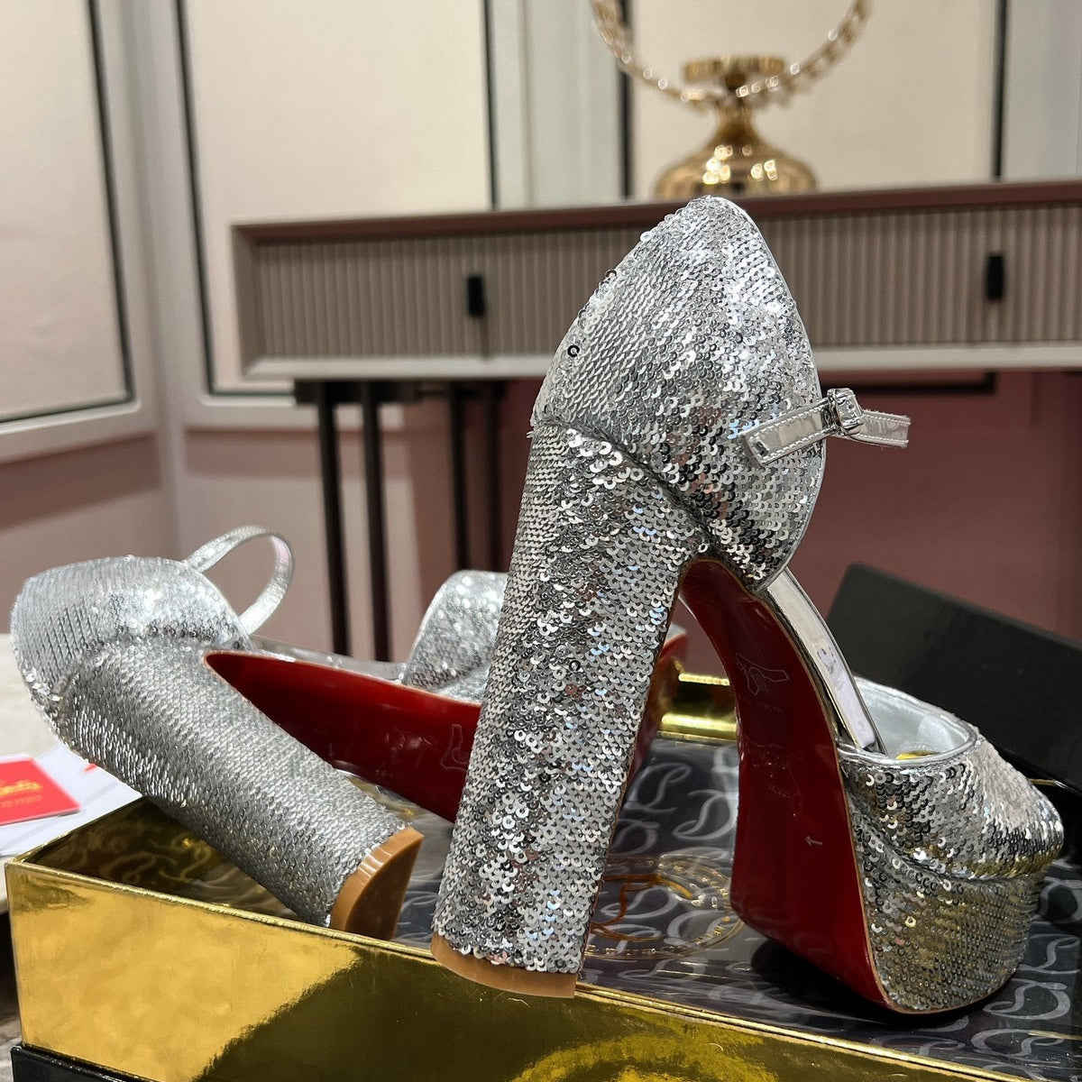 Ava’s Mode - High-Quality Designer Products for You - AFFORDABLE LUXURY HEELS - 8235