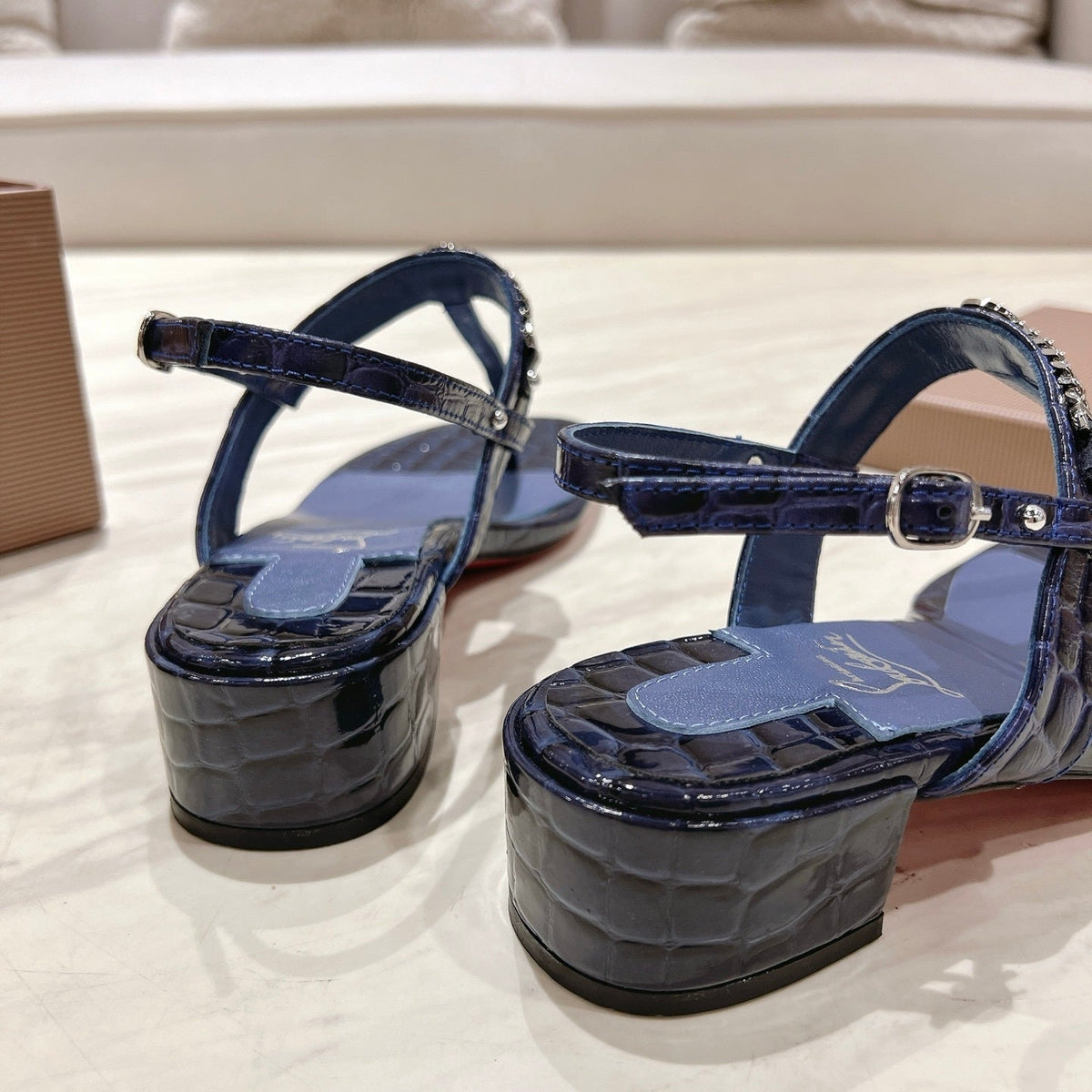 Ava’s Mode - High-Quality Designer Products for You - AFFORDABLE LUXURY HEELS - 8227