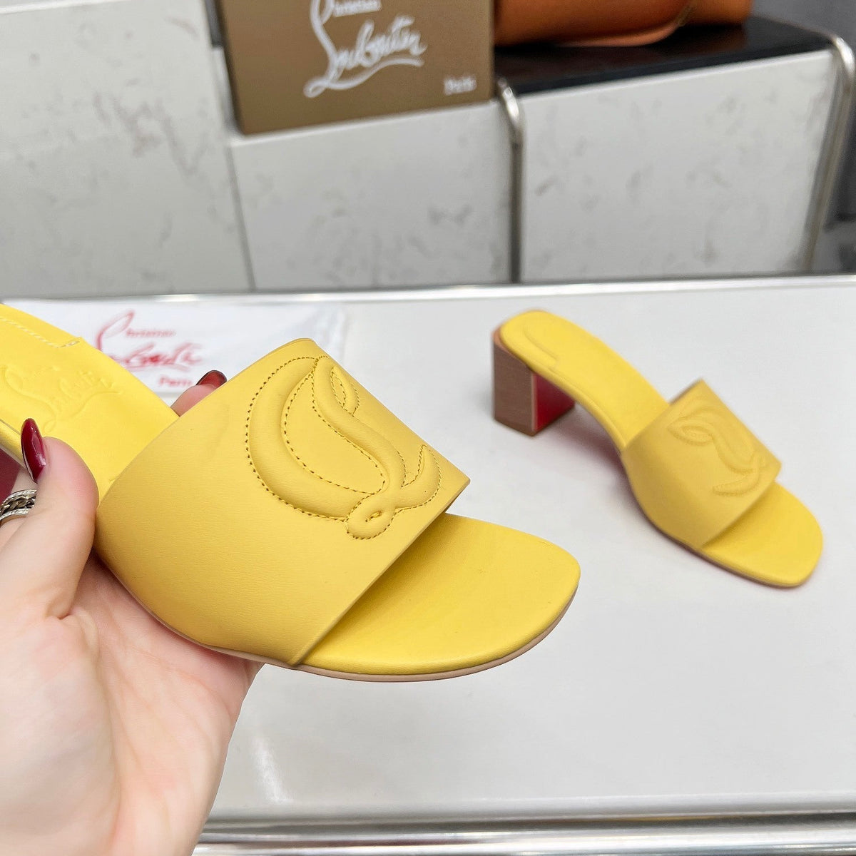 Ava’s Mode - High-Quality Designer Products for You - AFFORDABLE LUXURY HEELS - 8055