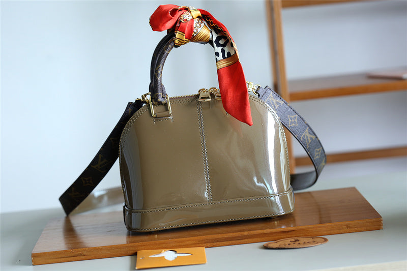 I W Fashion Lu-Vi bags - 8280