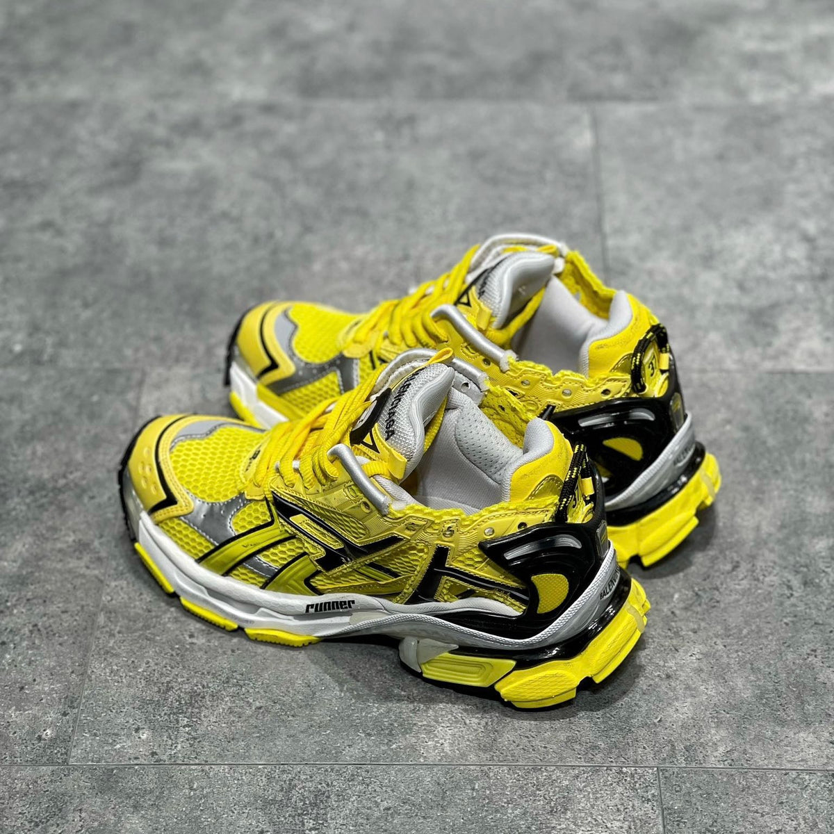 BAL RUNNER TRAINERS