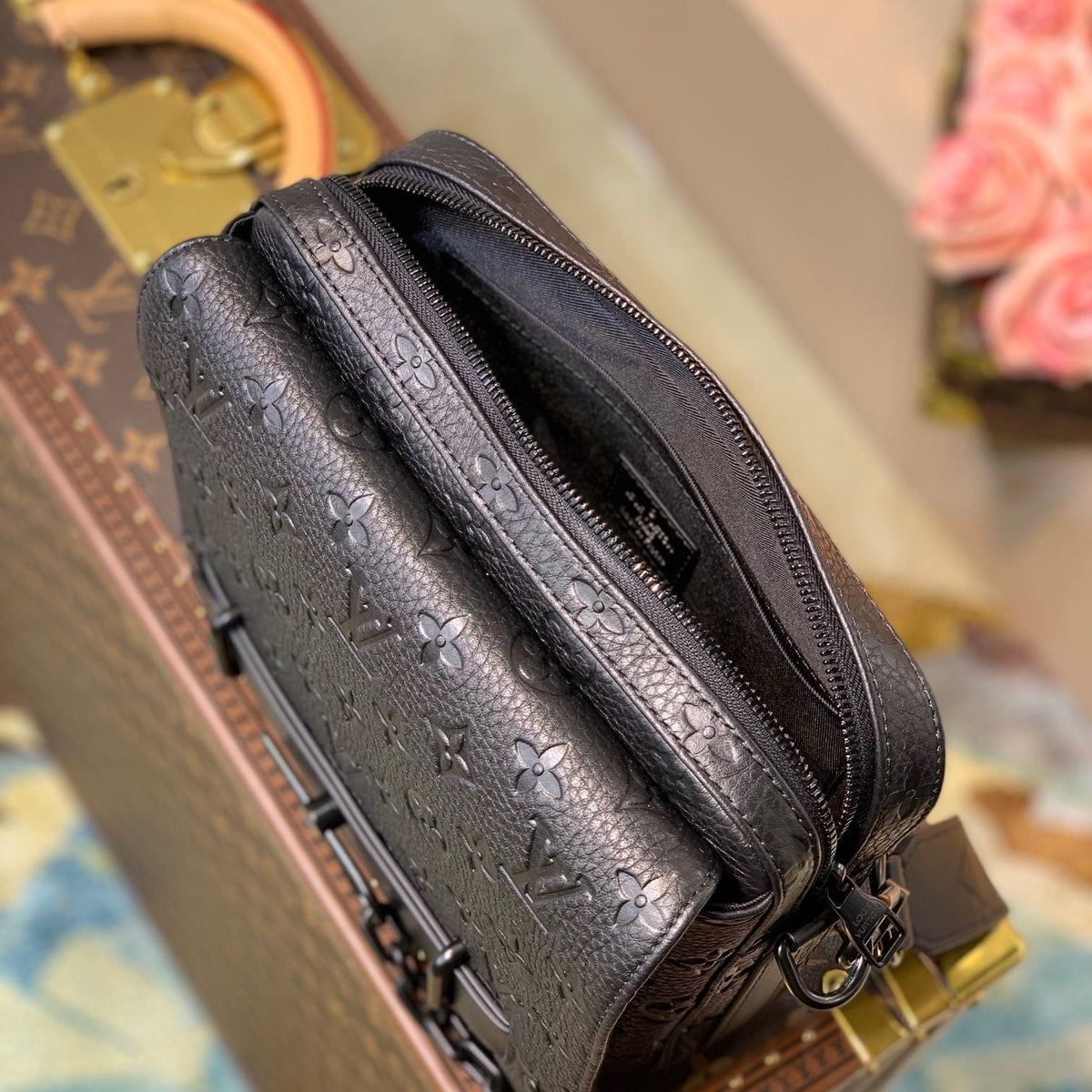 LOU STEAMER MESSENGER BAG