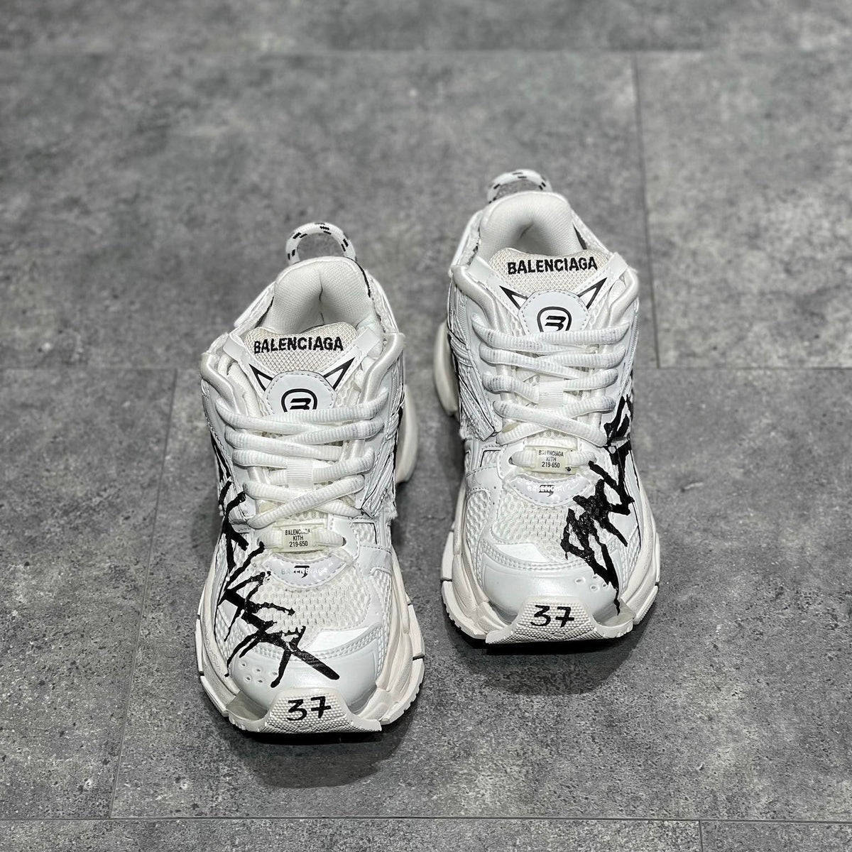 BAL RUNNER TRAINERS