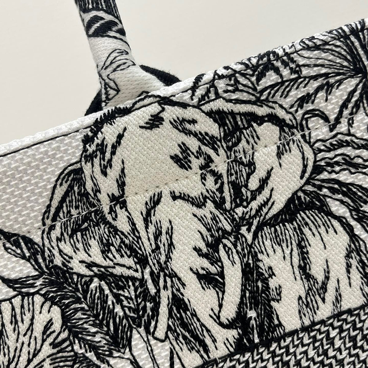 CD MEDIUM BOOK TOTE BAG
