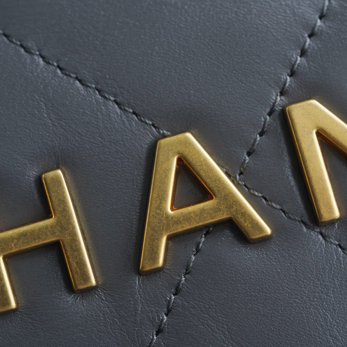 CC 22 SMALL HANDBAG