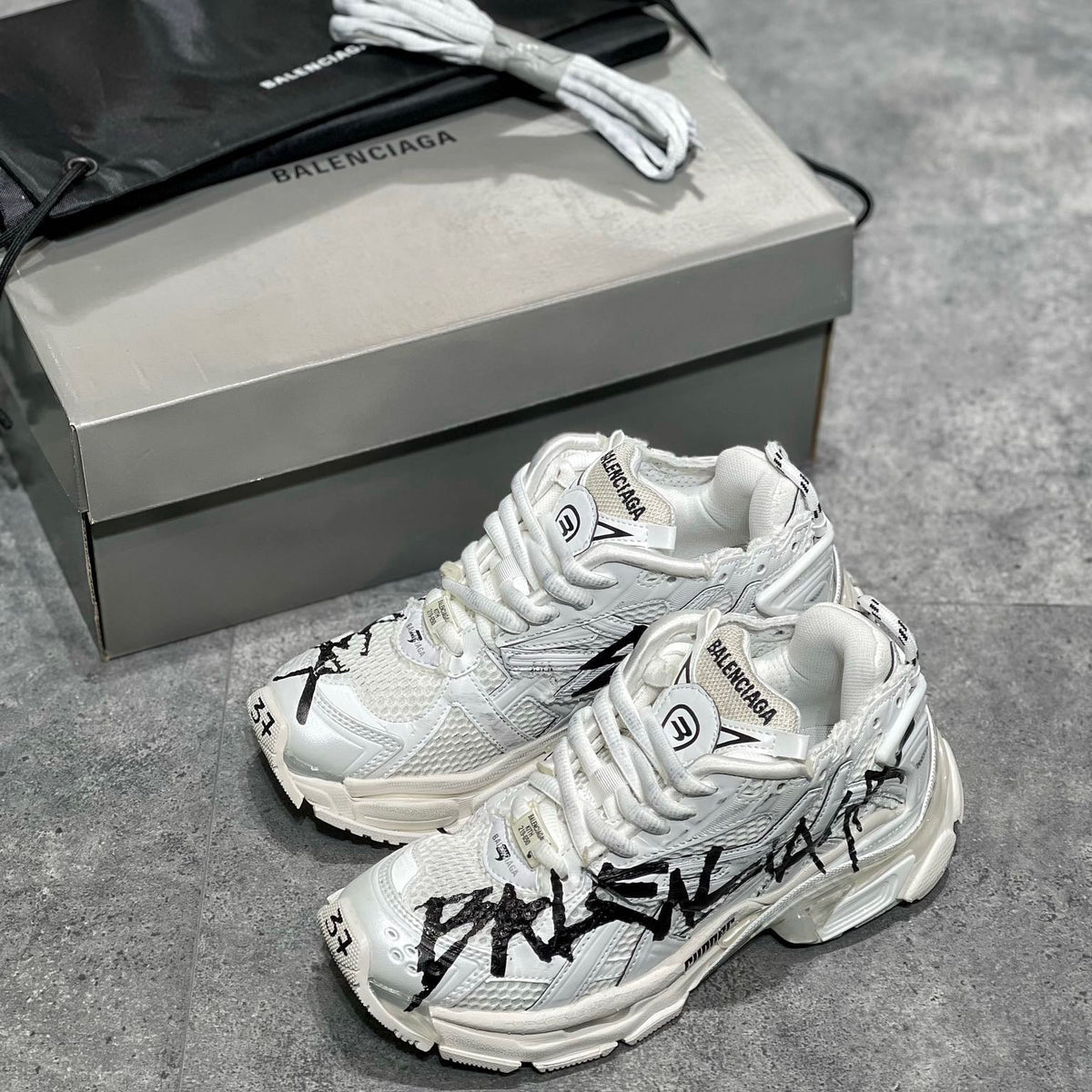 BAL RUNNER TRAINERS