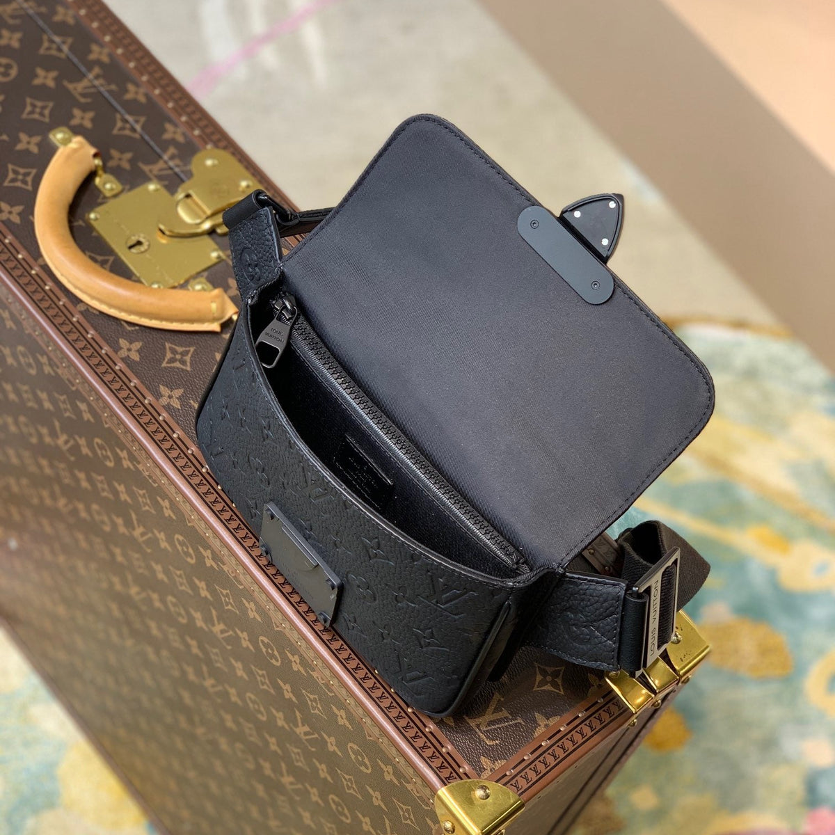 LOU S LOCK SLING BAG