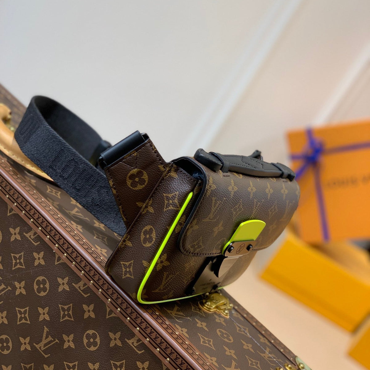 LOU S LOCK SLING BAG