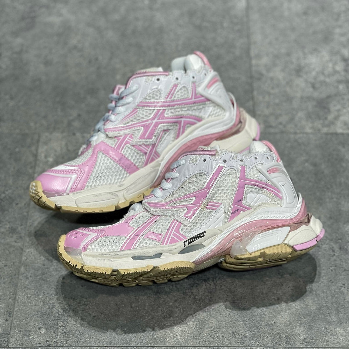 BAL RUNNER TRAINERS