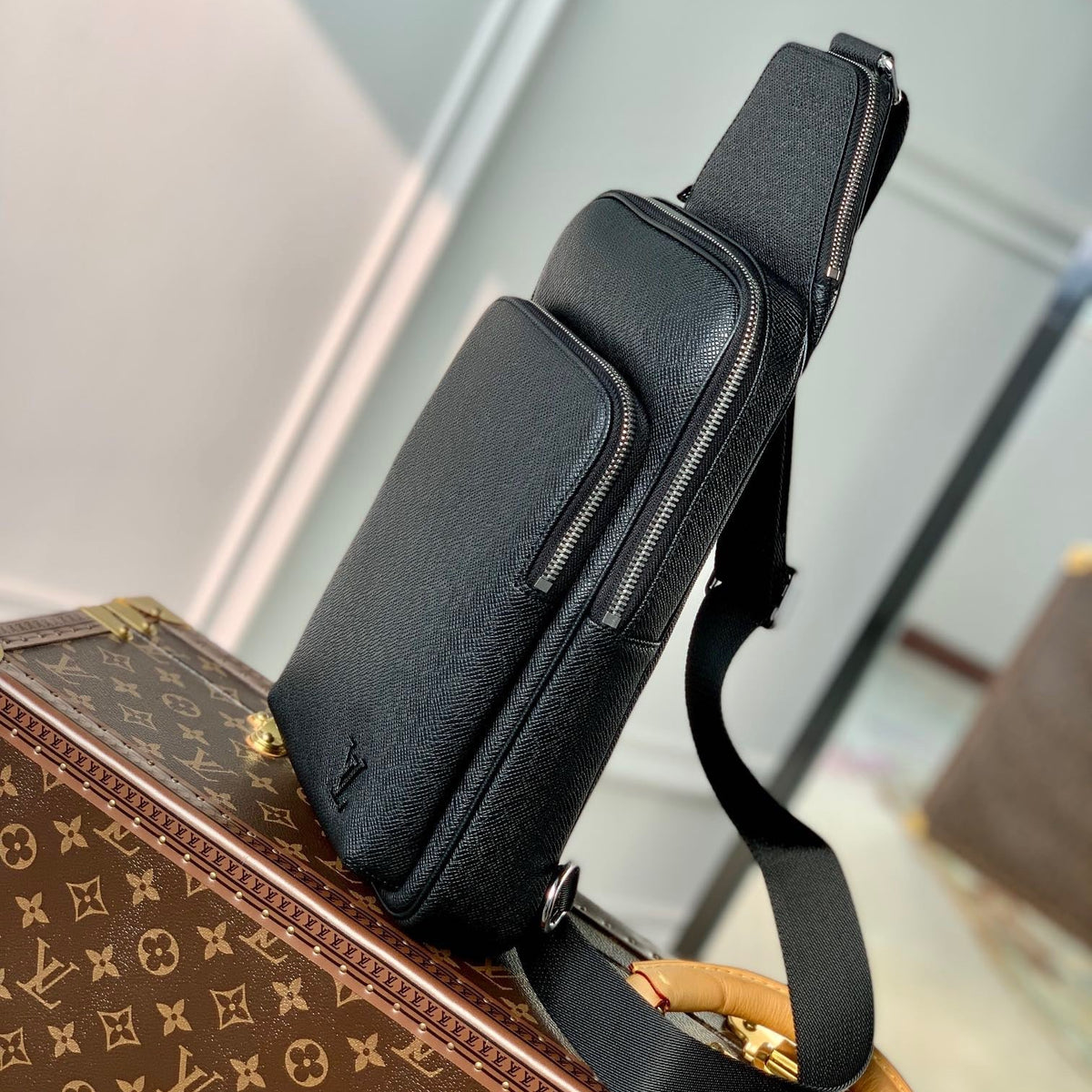 LOU AVENUE SLING BAG