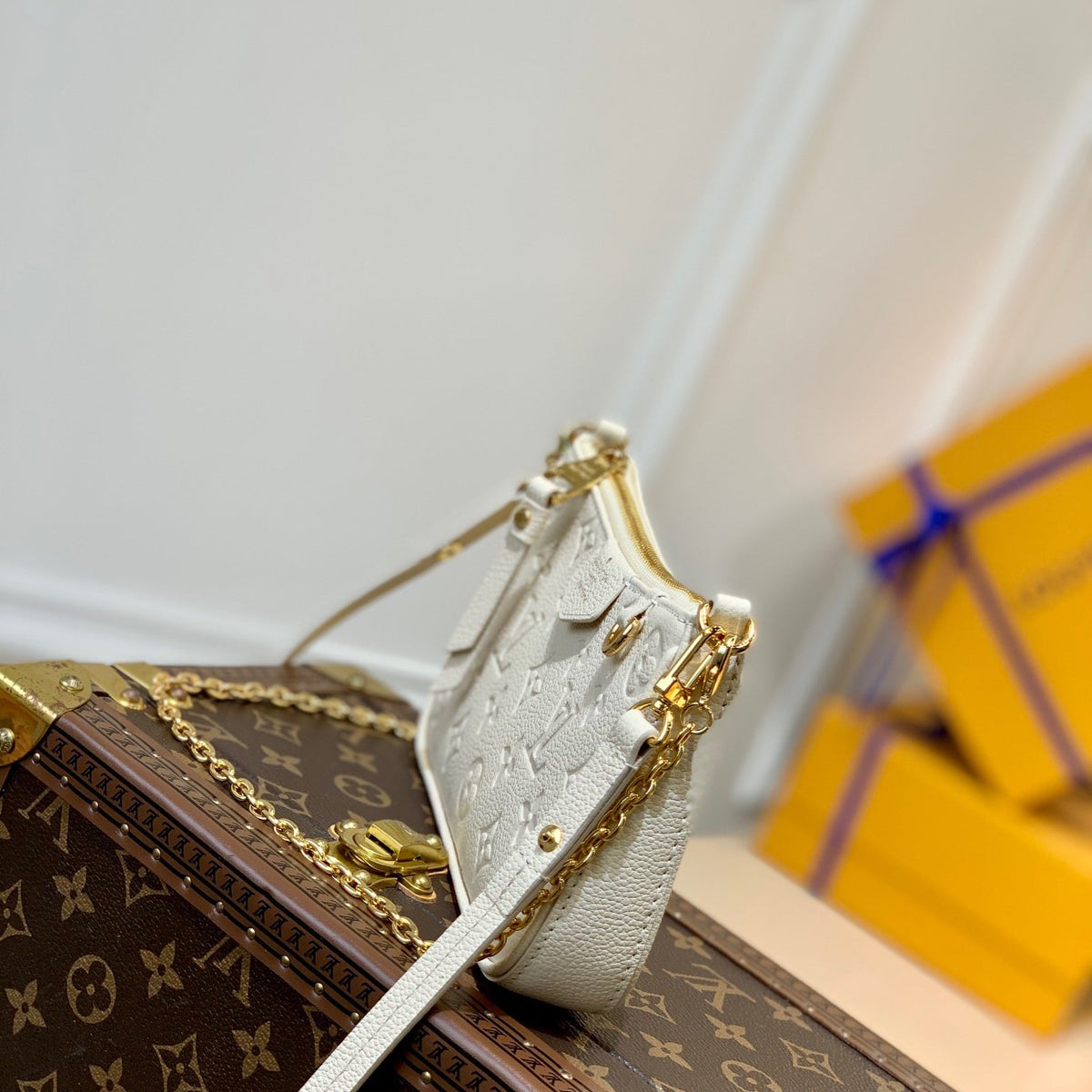 LOU EASY POUCH ON STRAP