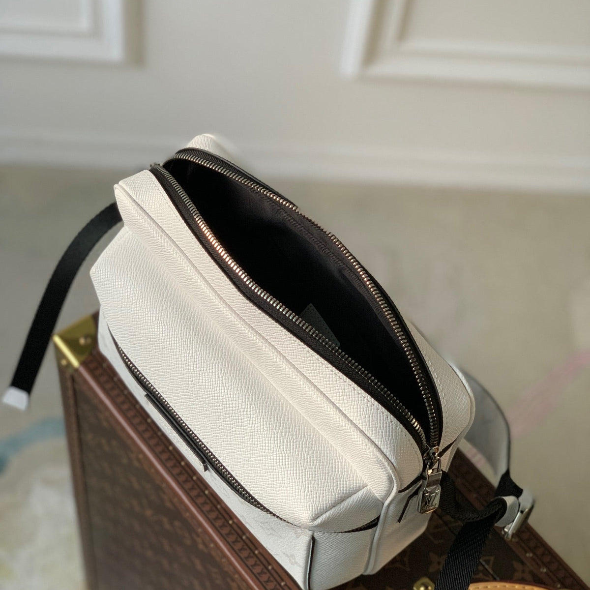LOU OUTDOOR MESSENGER BAG