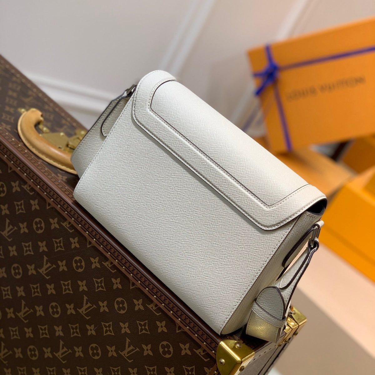 LOU NEW FLAP MESSENGER BAG