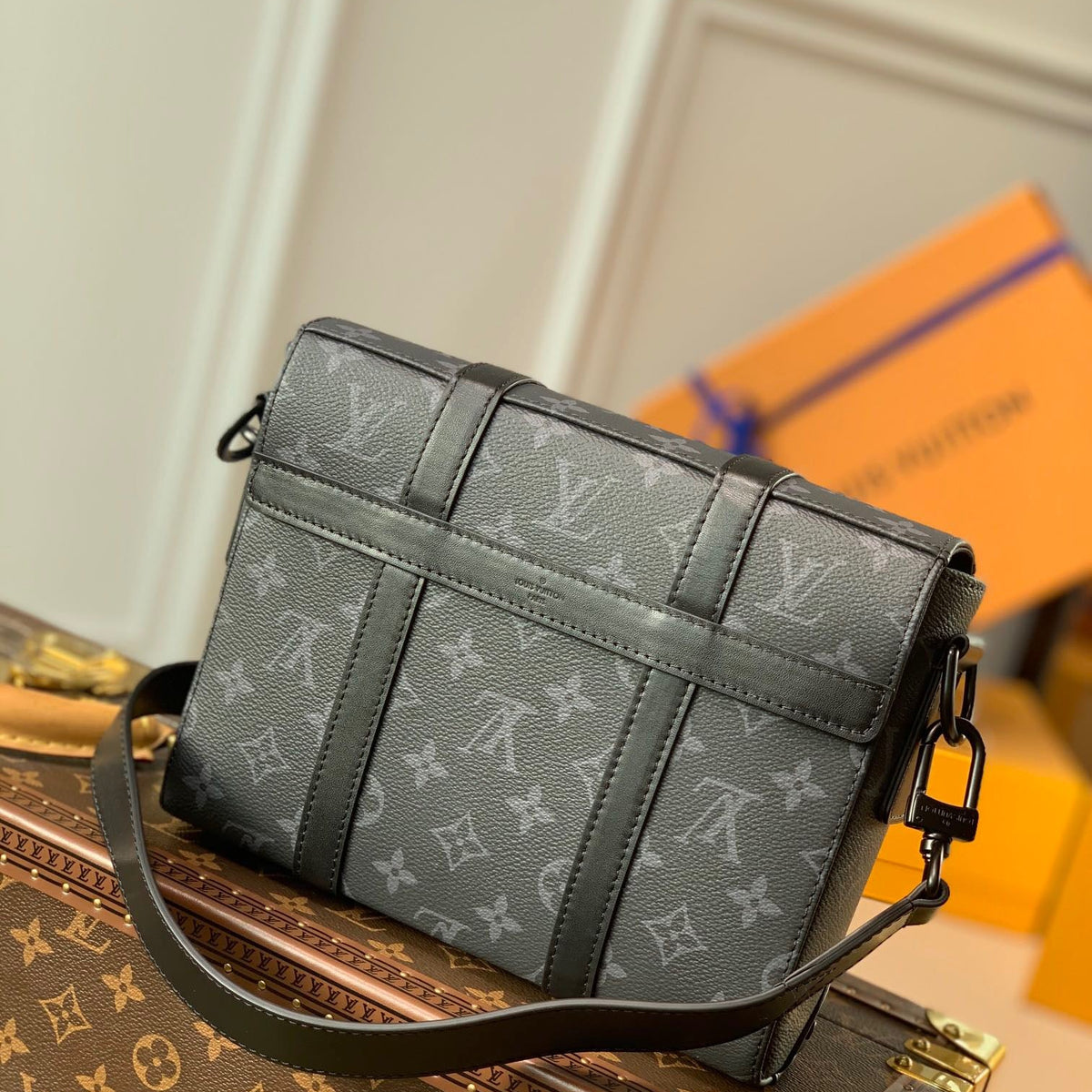 LOU TRUNK MESSENGER BAG
