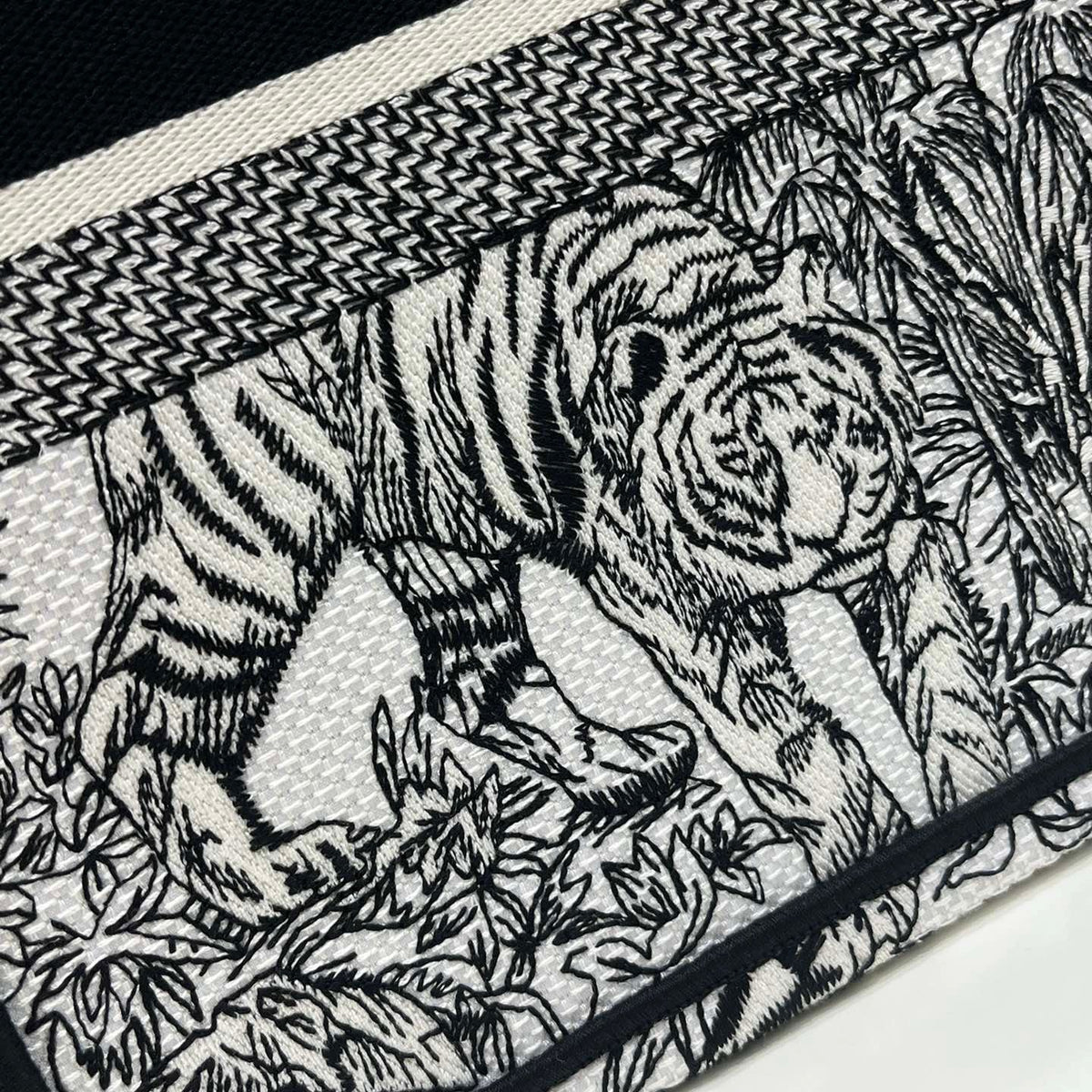 CD MEDIUM BOOK TOTE BAG