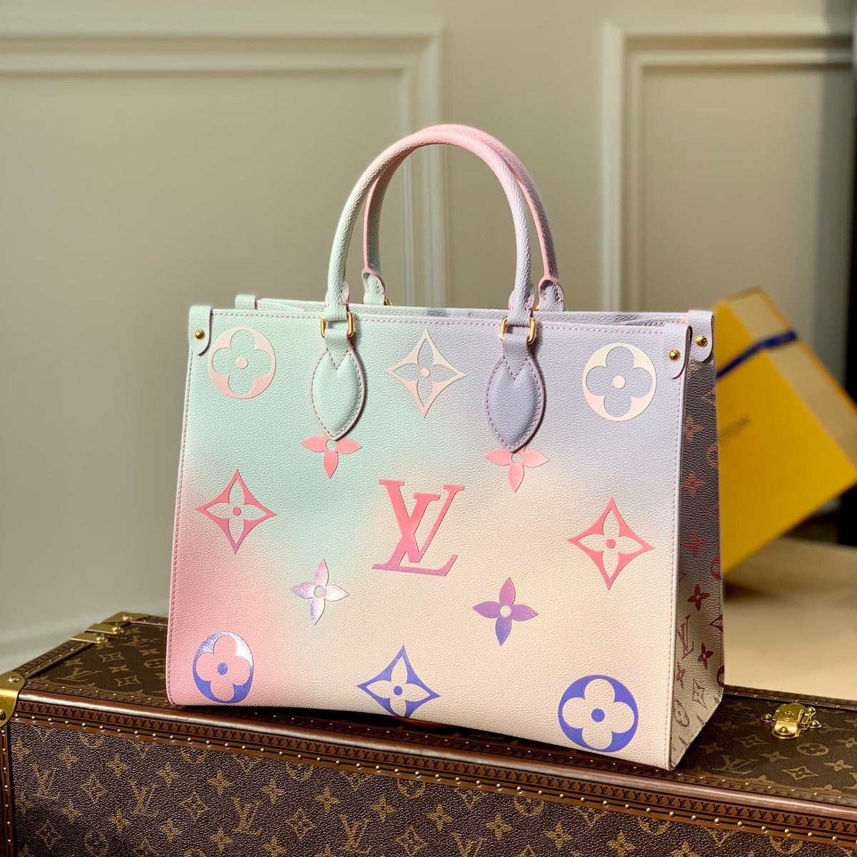 LOU ONTHEGO PM TOTE BAG
