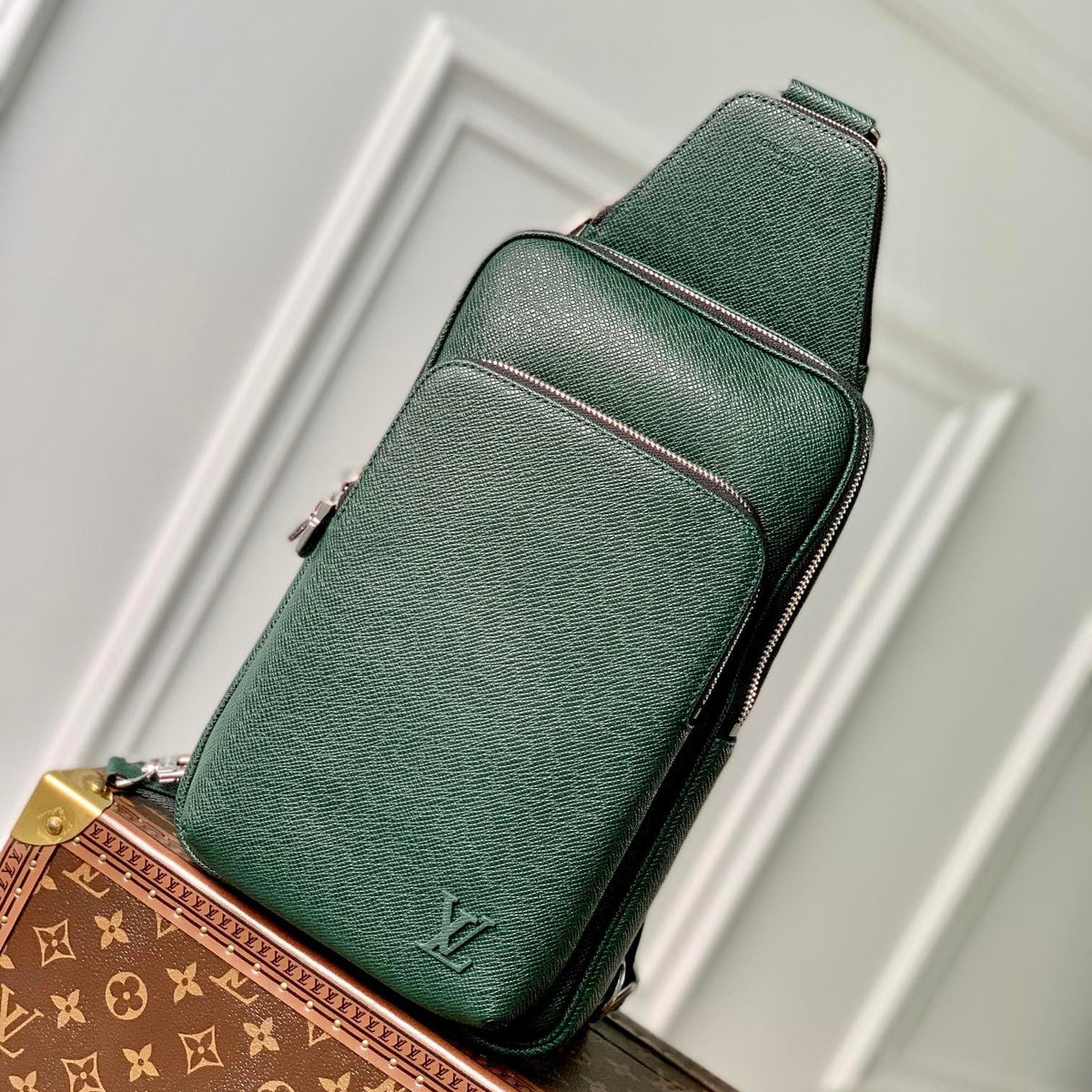 LOU AVENUE SLING BAG
