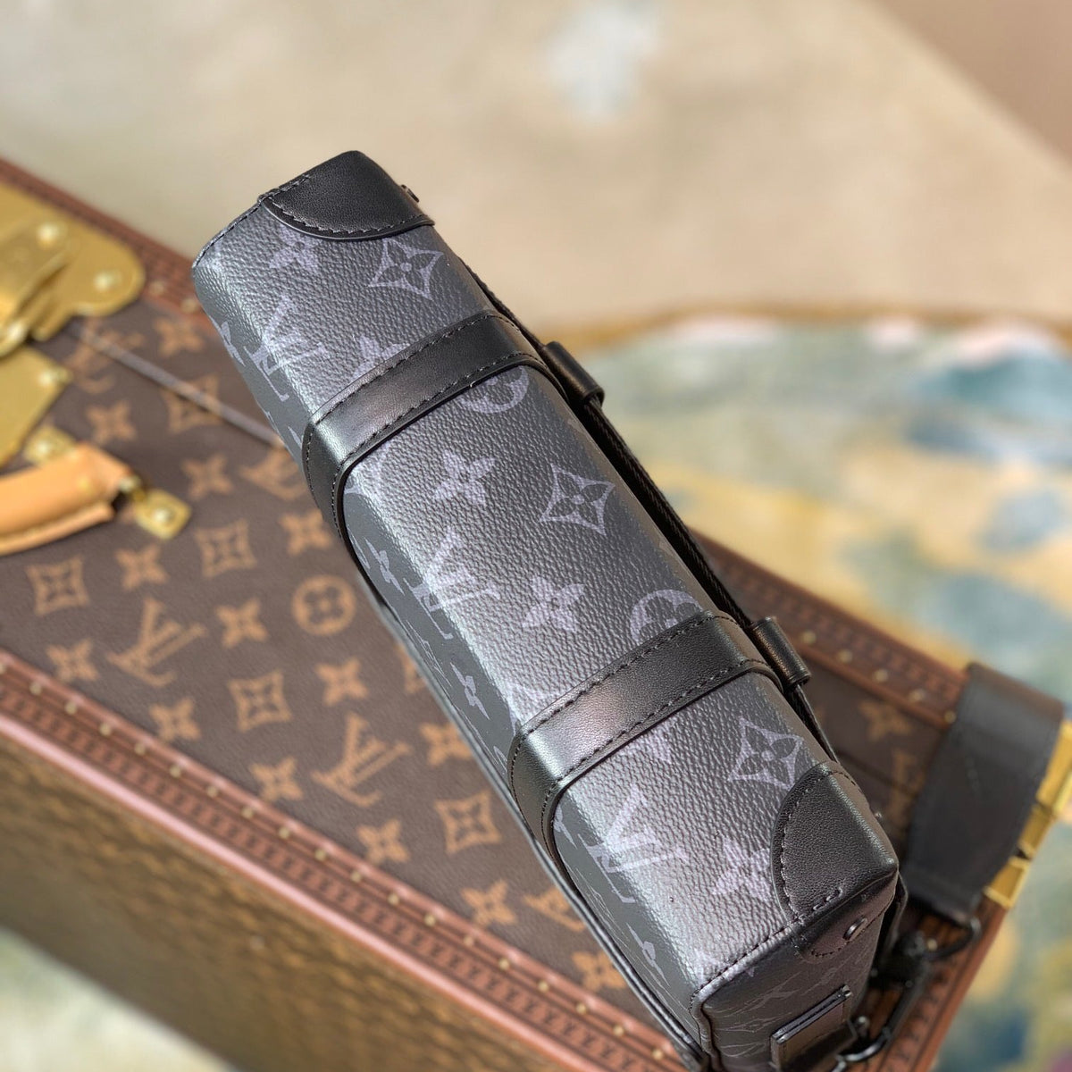 LOU TRUNK MESSENGER BAG