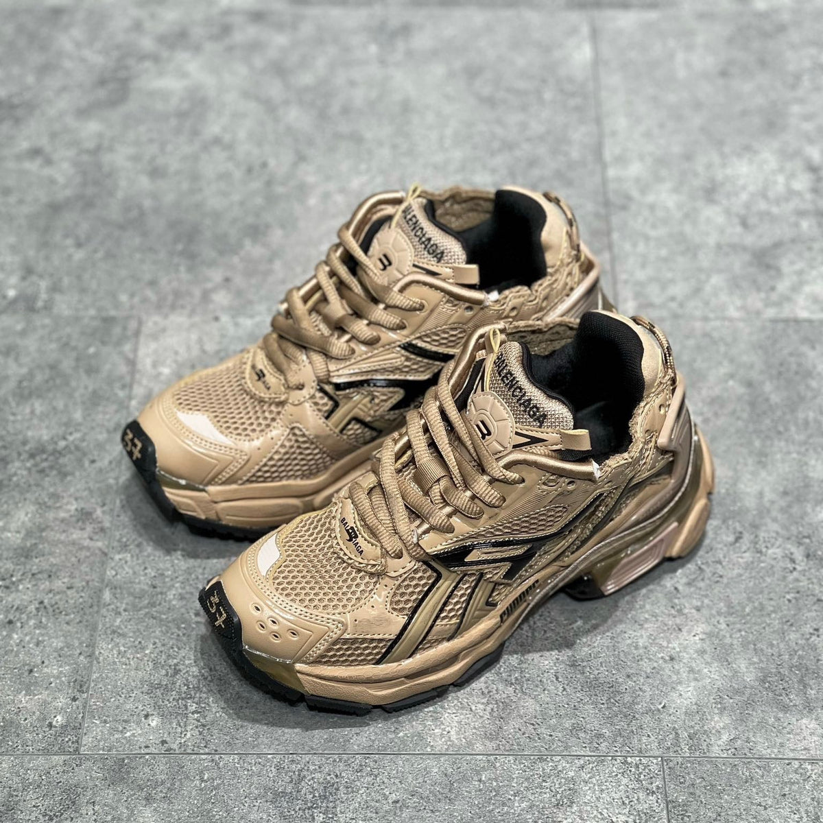 BAL RUNNER TRAINERS