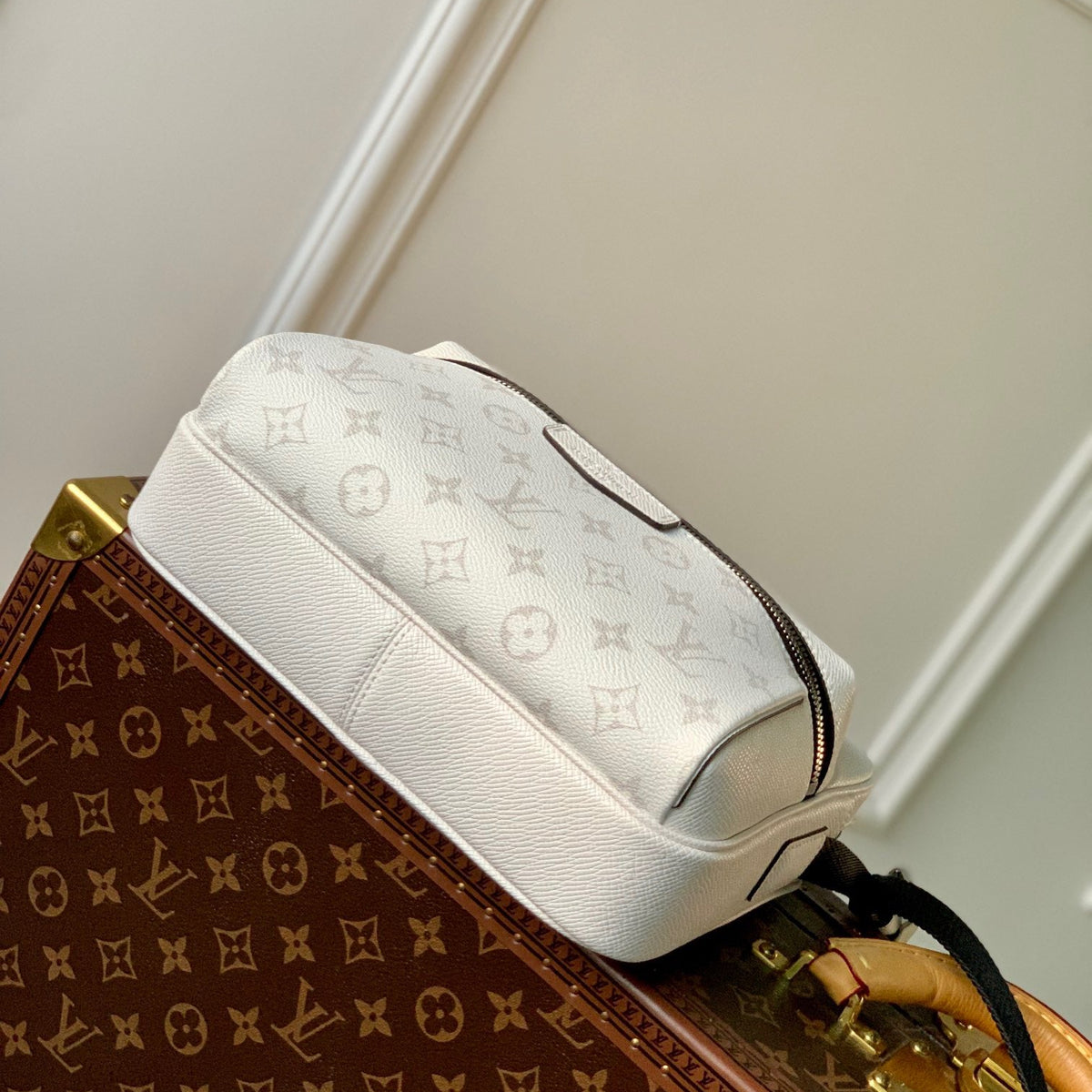 LOU OUTDOOR MESSENGER BAG