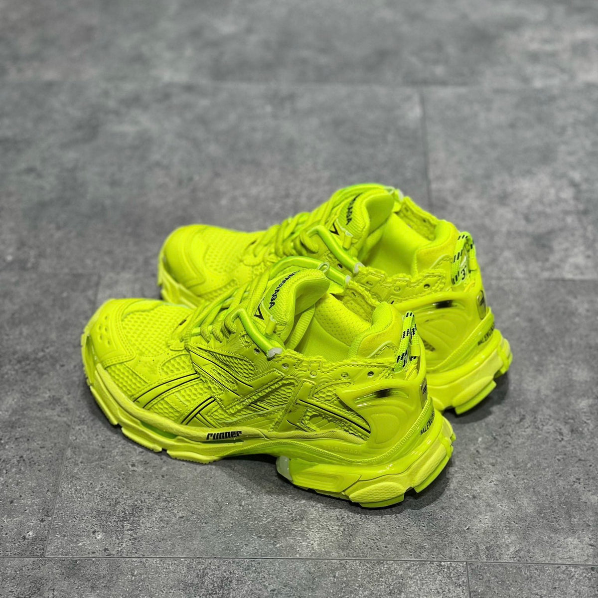 BAL RUNNER TRAINERS
