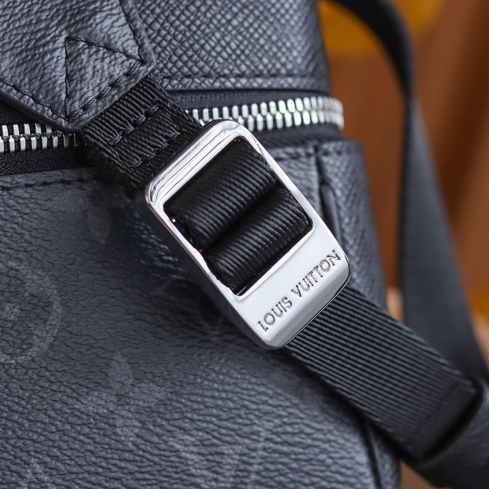 LOU OUTDOOR MESSENGER BAG