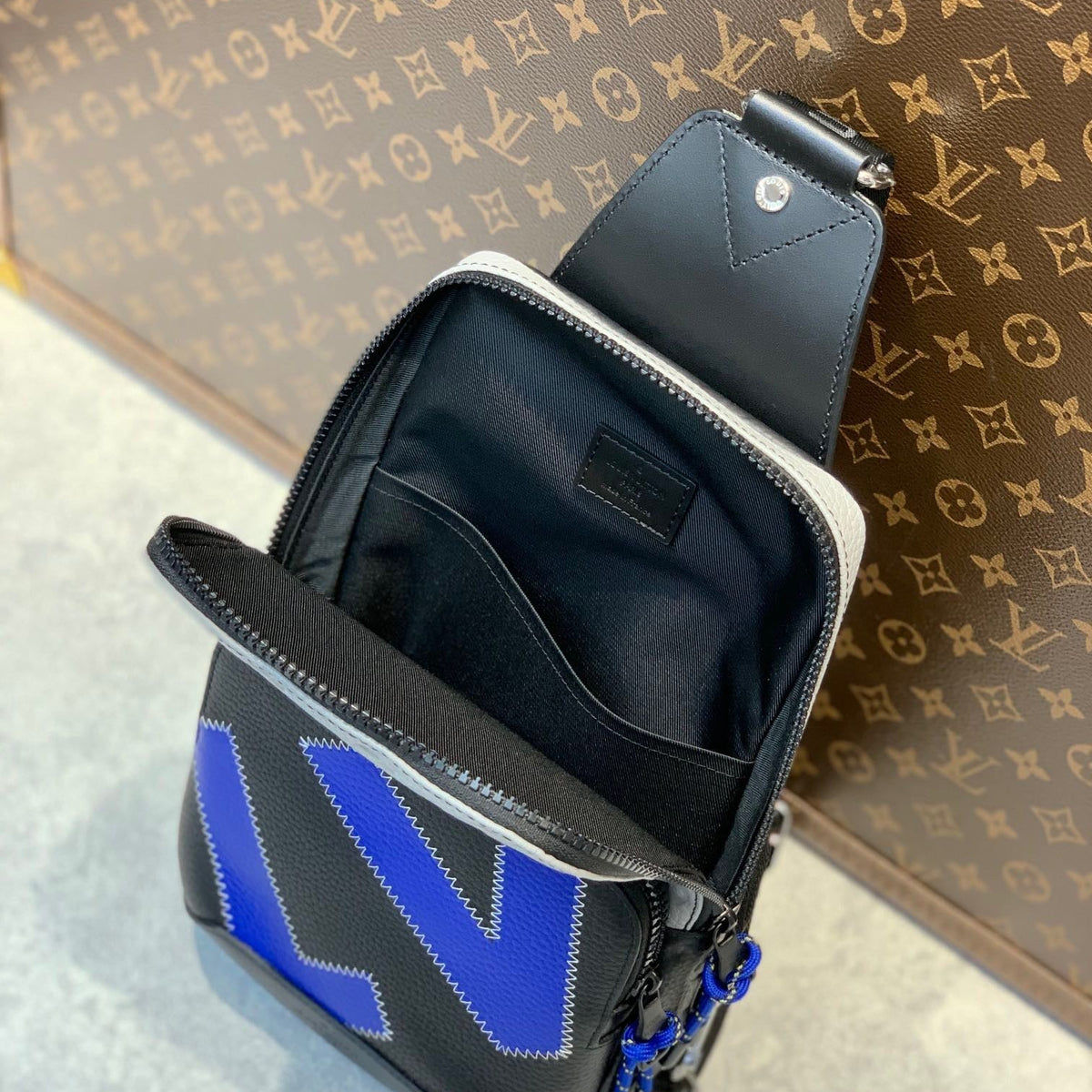 LOU AVENUE SLINGBAG