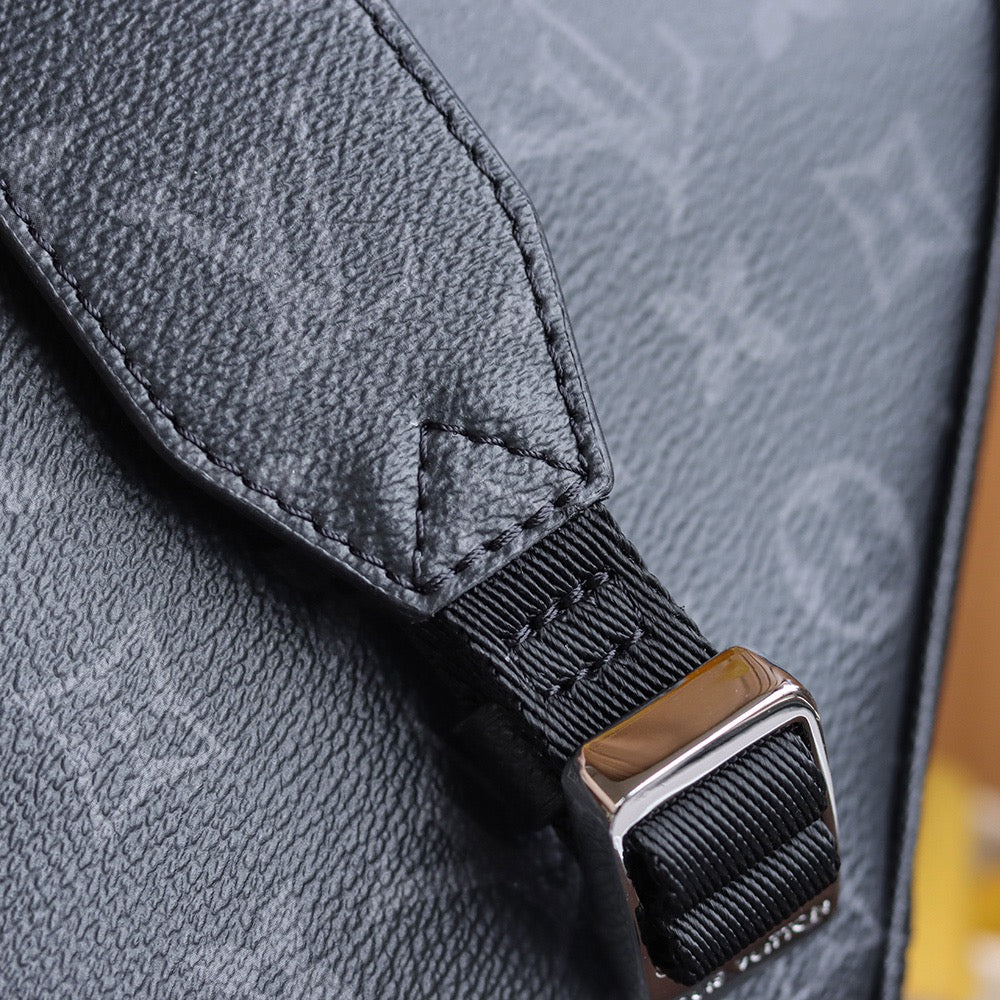 LOU OUTDOOR MESSENGER BAG