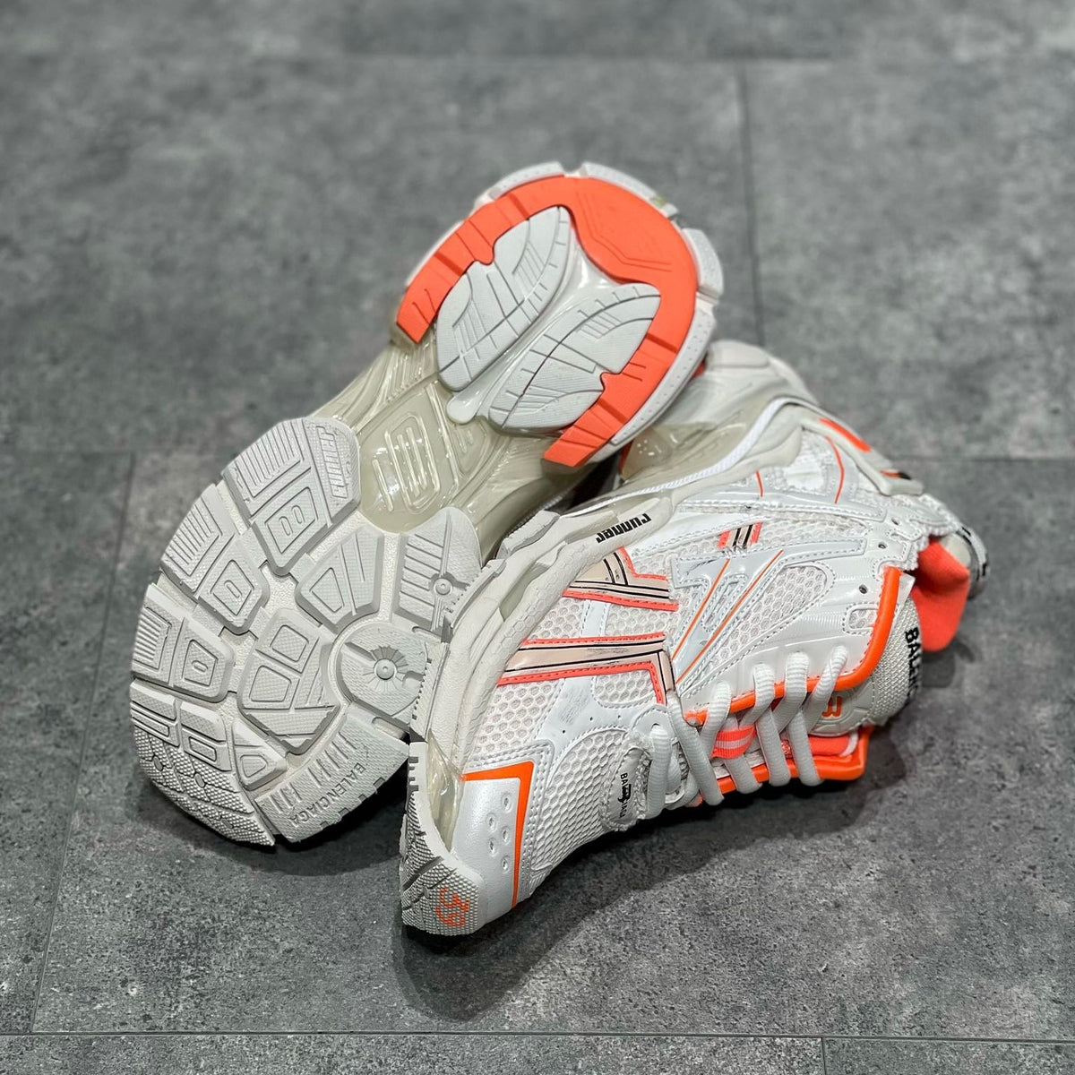 BAL RUNNER TRAINERS