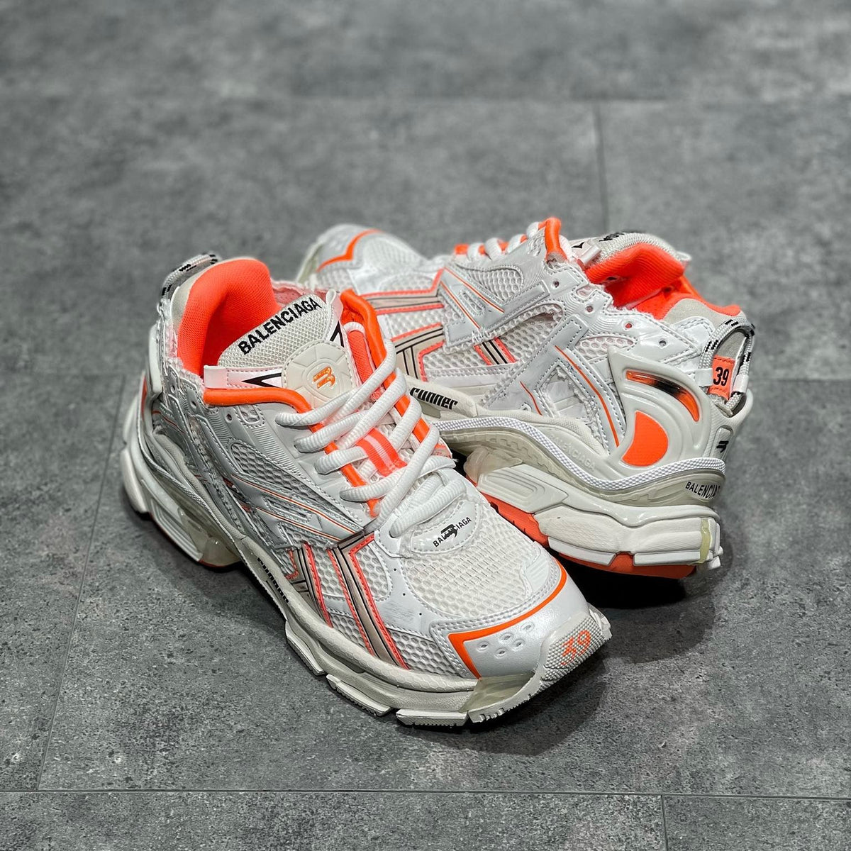 BAL RUNNER TRAINERS
